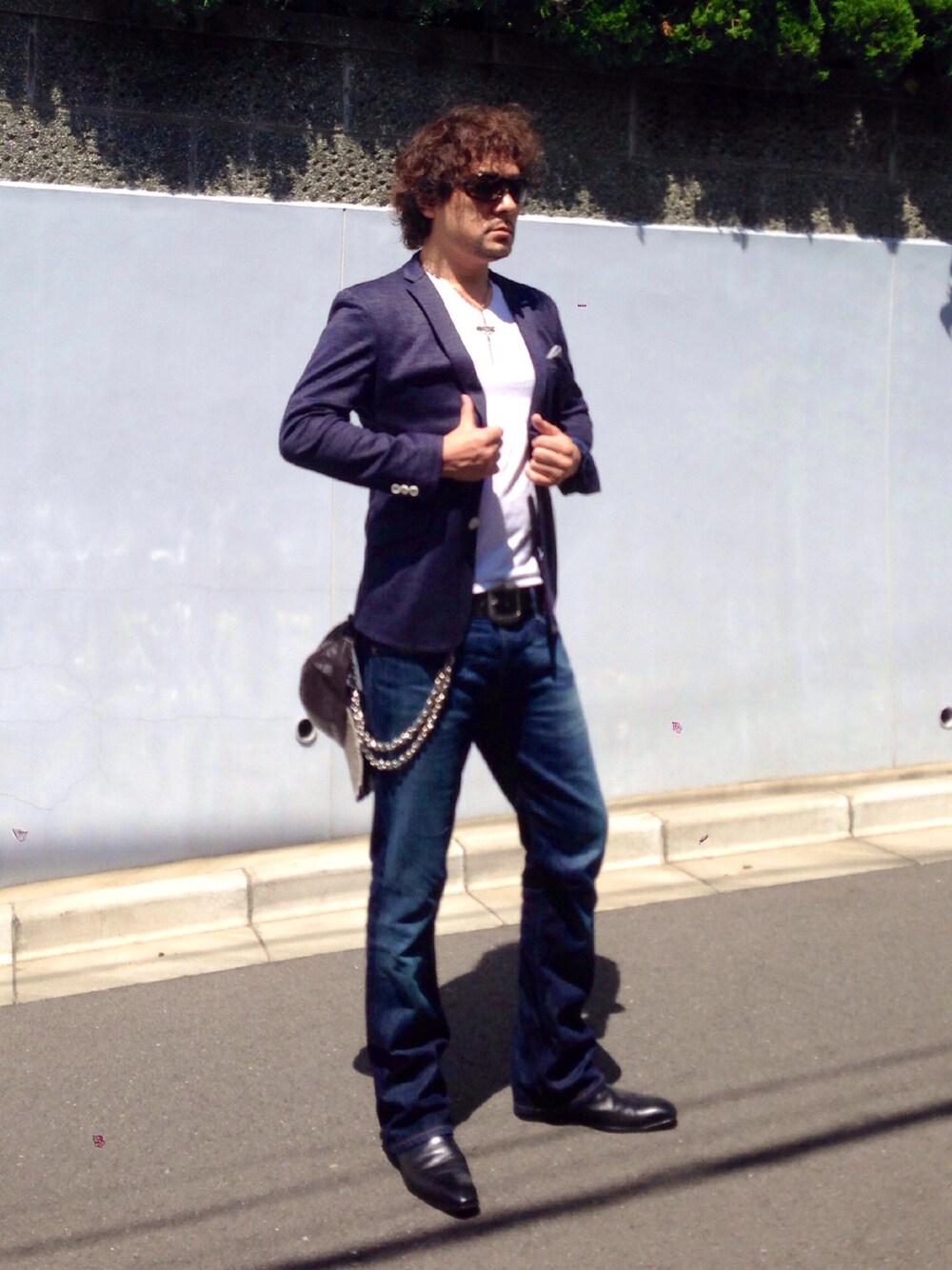 「革靴、ダメージデニムパンツ、ネックレス、ジャケット、キャップ、ウォレットチェーン」｜「HIGH STREETのHIGH STREET∴2Bジャケット（テーラードジャケット、ブルー系）」を使った、Joseph さん（メンズ・178cm）の秋コーディネートの1枚目の写真