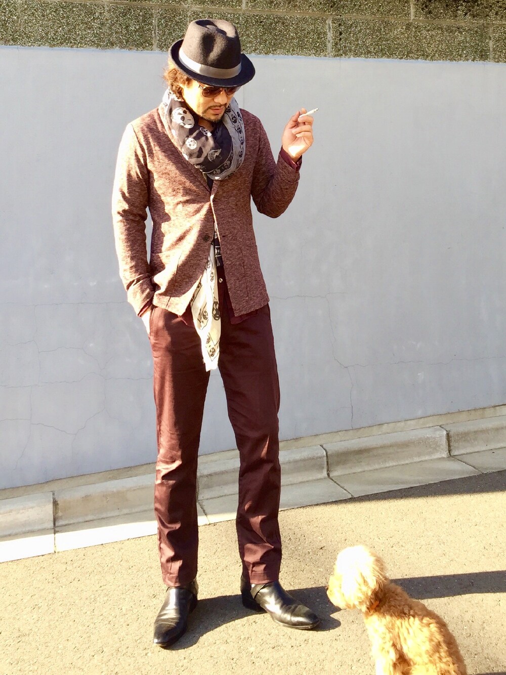 「WEAR文化祭、ボルドー、ワントーンコーデ、中折れハット、犬、グラデーション、ショールカラー」｜「Lui'sのC-PLUS HEADWEARS(シープラス･ヘッドウェアーズ) DOZLE A-PINCH ハット（ハット、ブラック系）」を使った、Joseph さん（メンズ・178cm）の秋コーディネートの1枚目の写真