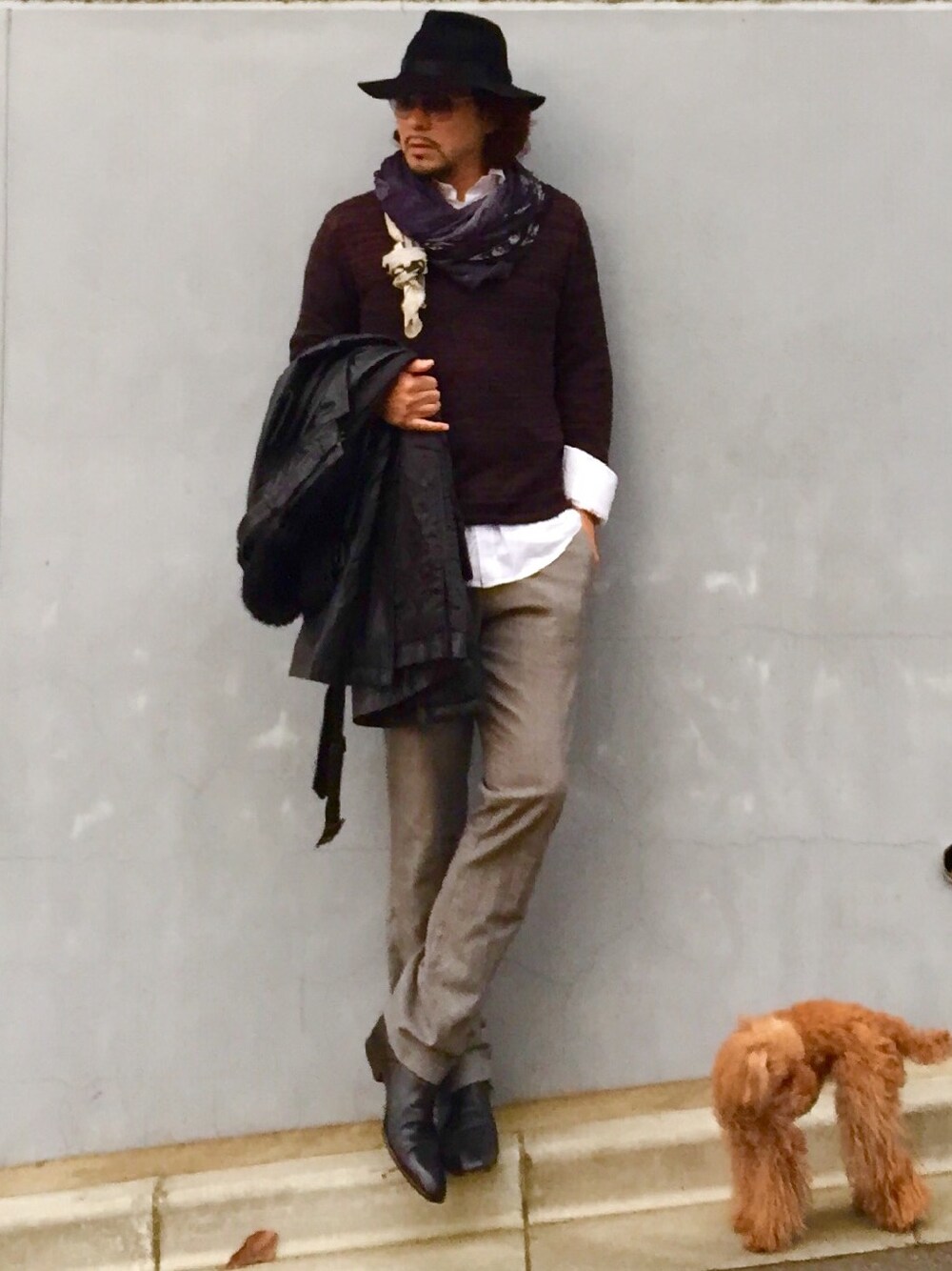 「白シャツ×ニット、ツバ広ハット、トレンチコート、レザージャケット、黒×白、千鳥柄、犬、Pachilで撮ってみた、Vネックニット、シャツ×ニット」｜「トイプードルのラムっころ（その他、ベージュ系）」を使った、Joseph さん（メンズ・178cm）の秋コーディネートの1枚目の写真