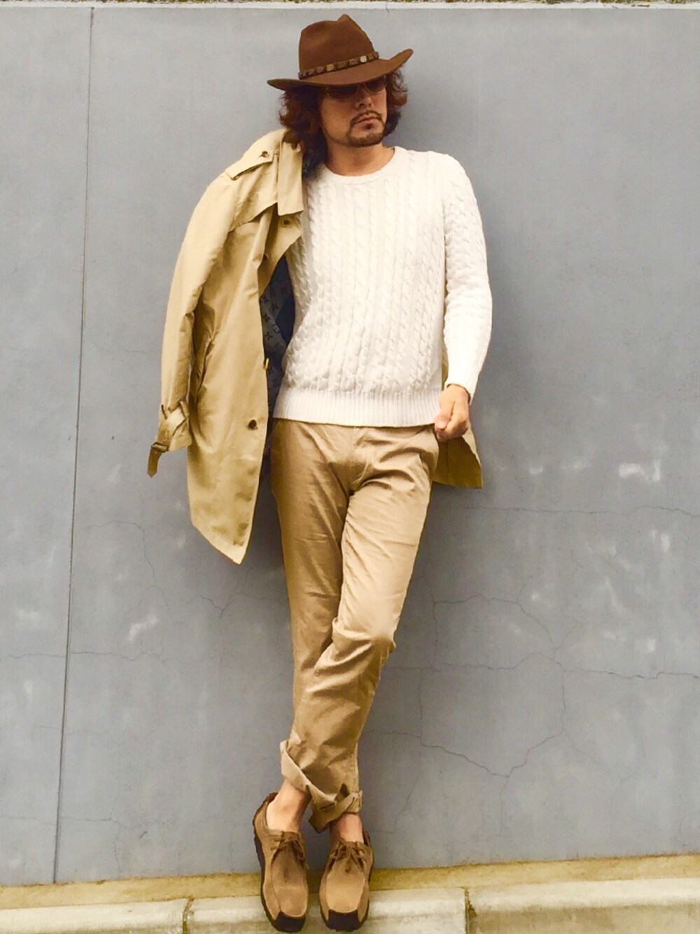 「ケーブルニット、トレンチコート、チノパン、ベージュのチノパン、ツバ広ハット、テンガロン、Pachilで撮ってみた、Pachil隊‼︎、ステンカラーコート、ホワイトニット」｜「theoryのケーブルニット（ニット/セーター、ホワイト系）」を使った、Joseph さん（メンズ・178cm）の秋コーディネートの1枚目の写真