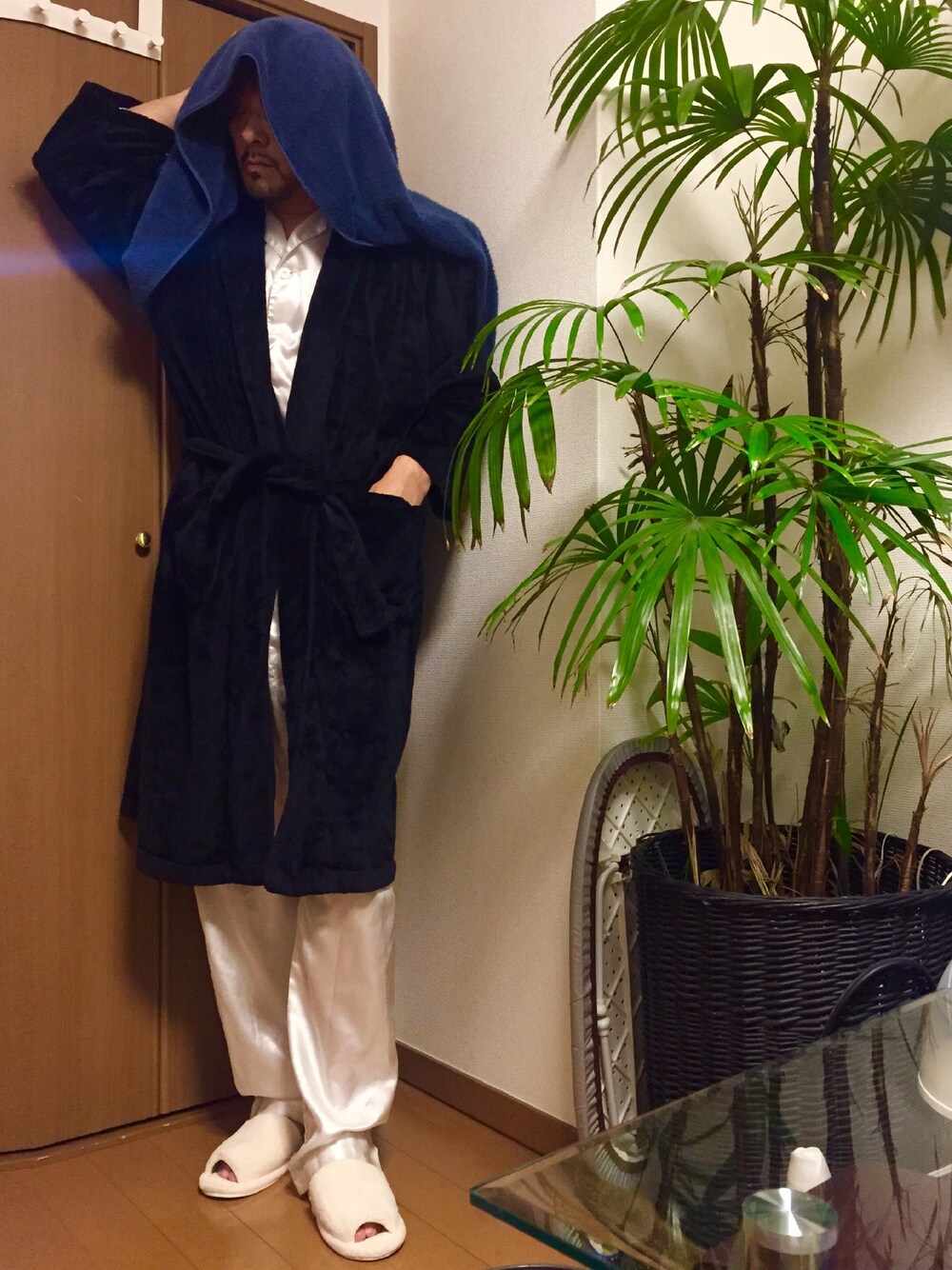 「ルームウェア、シルク、ベルベット、ガウン」｜「BrownBunnyのSILK/COTTON PAJAMAS（ルームウェア/パジャマ、ホワイト系）」を使った、Joseph さん（メンズ・178cm）の冬コーディネートの1枚目の写真