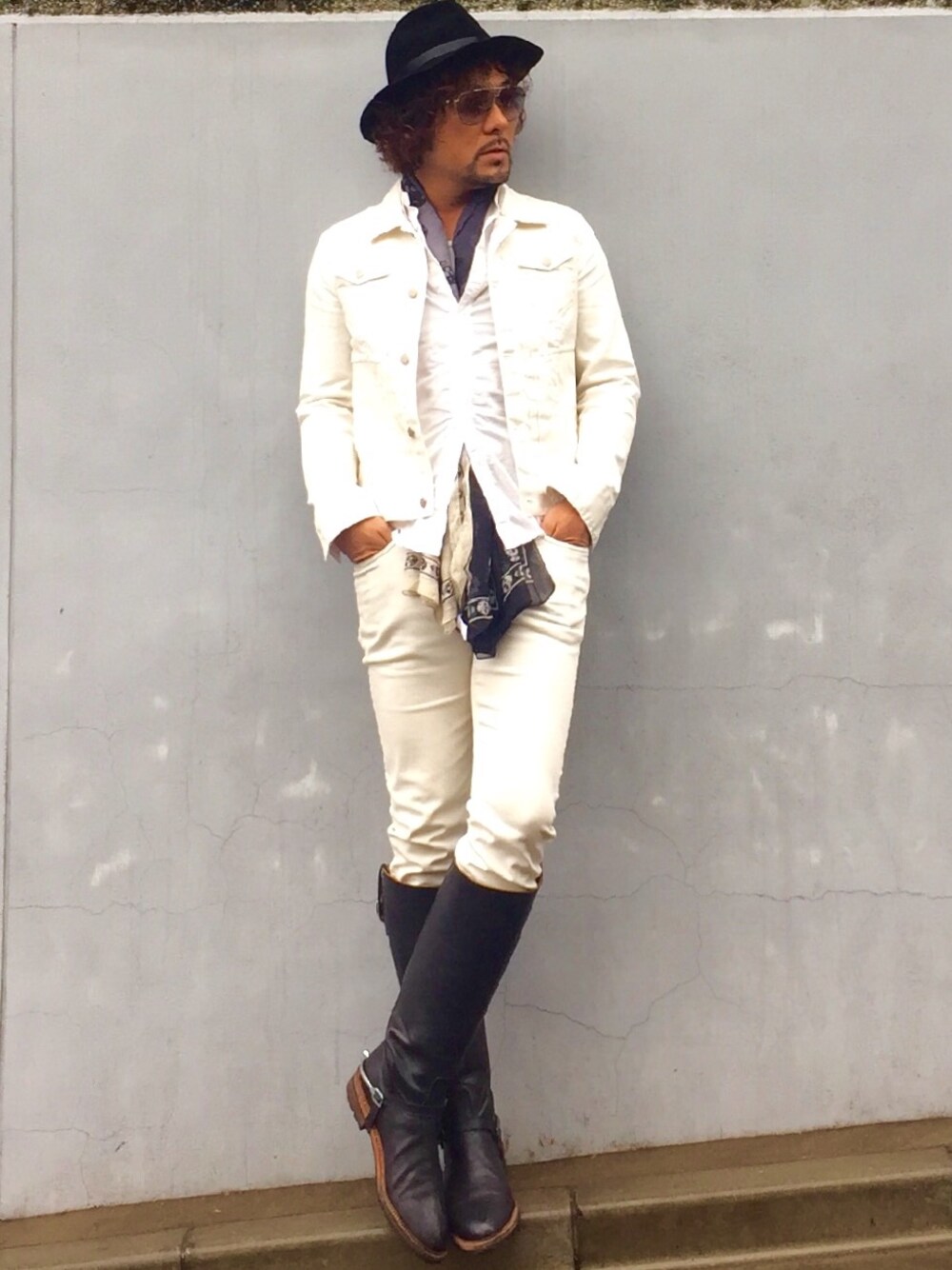 ホワイト系のデニムジャケット、ホワイト系のデニムパンツ、ホワイト系のシャツ/ブラウスを着用したメンズの春コーディネートの1枚目の写真