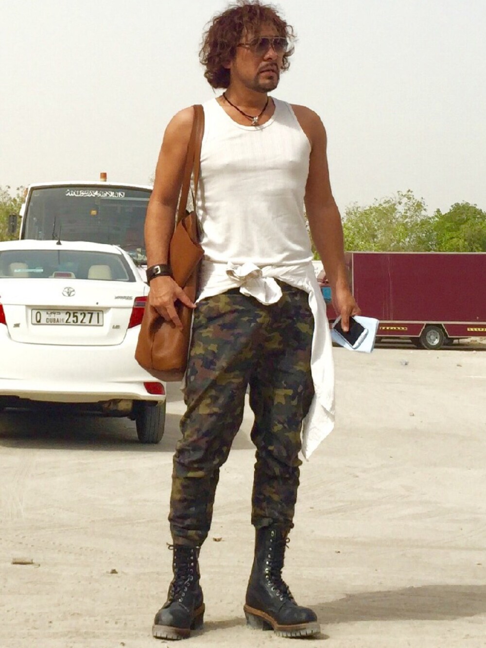 ホワイト系のタンクトップ、その他のその他パンツ、ブラック系のブーツを着用したメンズの夏コーディネートの1枚目の写真