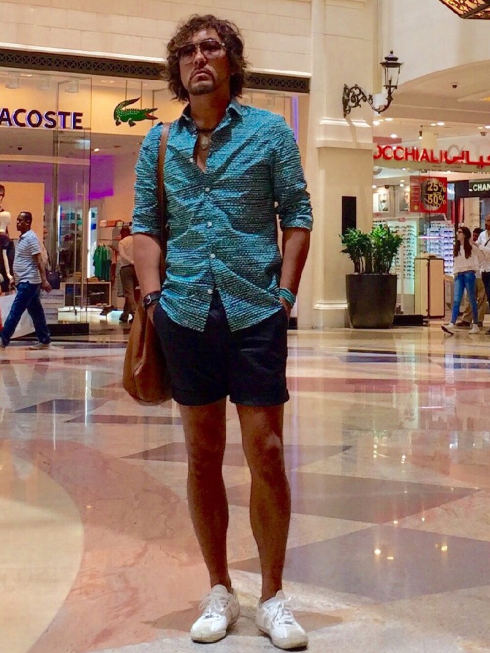 グリーン系のシャツ/ブラウス、ブラック系のその他パンツ、ホワイト系のスニーカーを着用したメンズの春コーディネートの1枚目の写真