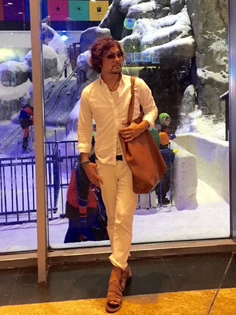 ホワイト系のタンクトップ、ホワイト系のシャツ/ブラウス、ホワイト系のデニムパンツを着用したメンズの春コーディネートの1枚目の写真