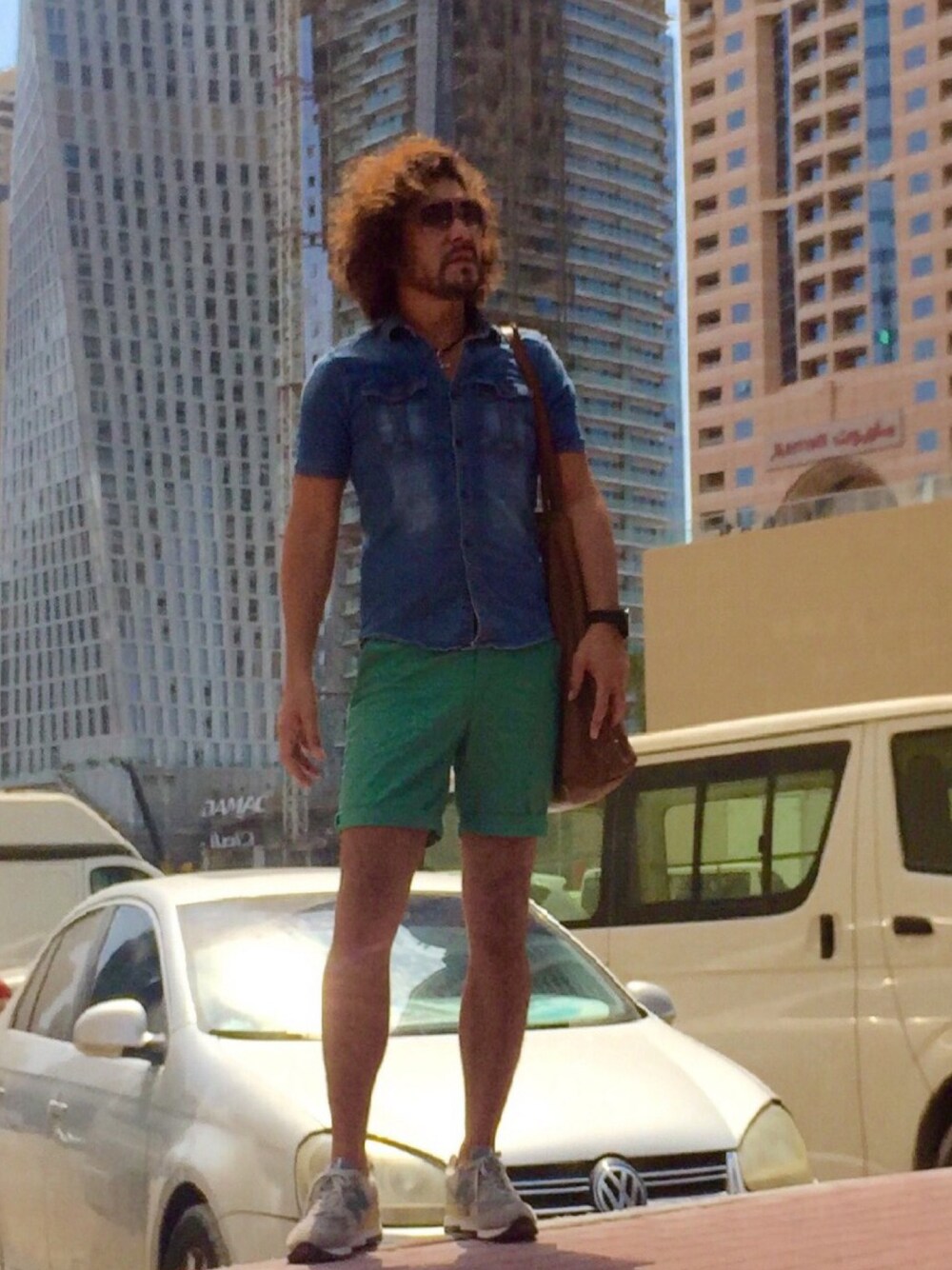 「マリンコーデ、デニムシャツ、半パン、ショートパンツ、ショーパン、ニューバランス1400、トートバッグ、ドバイ、Dubai、cold summerフェス」｜「Alexander McQueenのAlexander McQueen Metal Aviator Sunglasses with Skulls（サングラス、グレー系）」を使った、Joseph さん（メンズ・178cm）の夏コーディネートの1枚目の写真