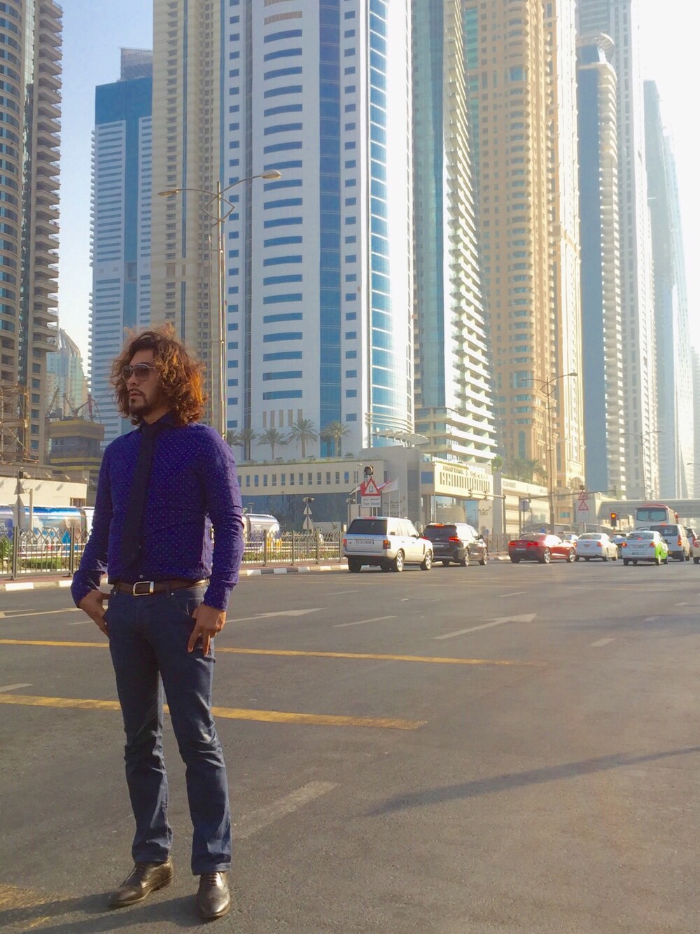 「ワントーンコーデ、ドット、ドットシャツ、無地、ネクタイ、ドバイ、Dubai」｜「Alexander McQueenのAlexander McQueen Metal Aviator Sunglasses with Skulls（サングラス、グレー系）」を使った、Joseph さん（メンズ・178cm）の秋コーディネートの1枚目の写真