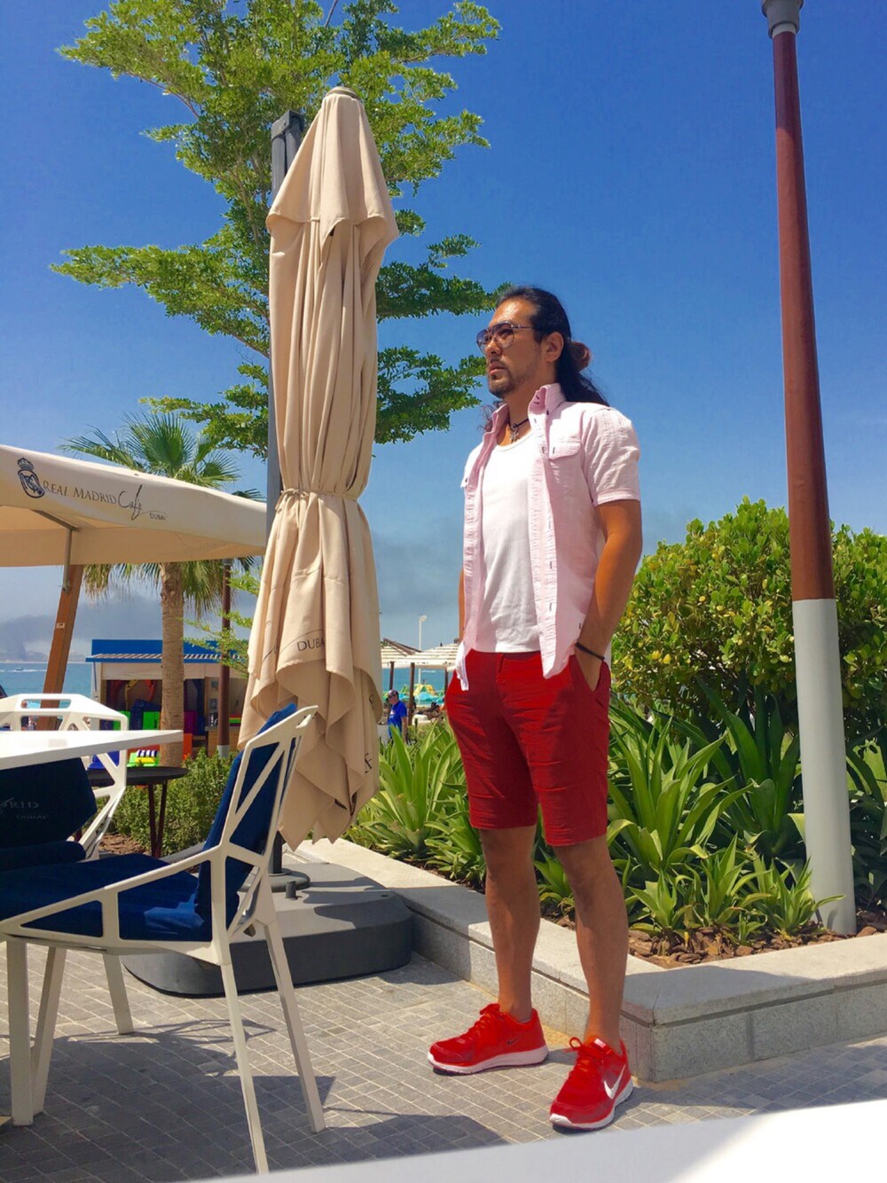 「スニーカー、シンプル、夏コーデ、ショートパンツ、ピンク、赤、ドバイ、Dubai、休日スタイル、ootd」｜「HIGH STREETのHIGH STREET∴ランダムテレコタンクトップ（タンクトップ、ホワイト系）」を使った、Joseph さん（メンズ・178cm）の春コーディネートの1枚目の写真