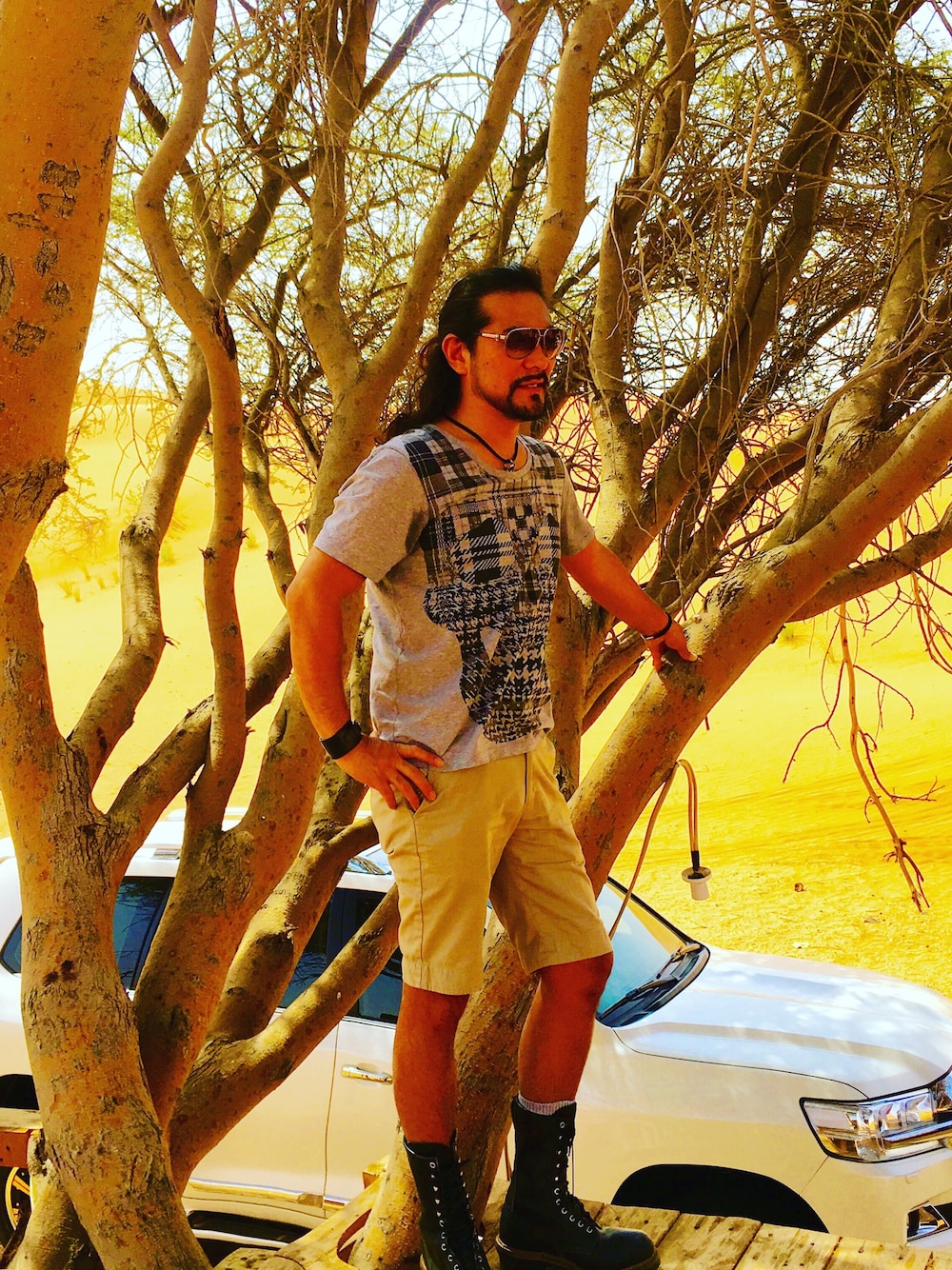 「シンプルコーデ、夏、ショートパンツ、summer、Desert boots、ブーツ、砂漠、ドバイ、Dubai、プリントT」｜「Alexander McQueenのAlexander McQueen Checked skull-print T-shirt（Tシャツ/カットソー、その他）」を使った、Joseph さん（メンズ・178cm）の夏コーディネートの1枚目の写真