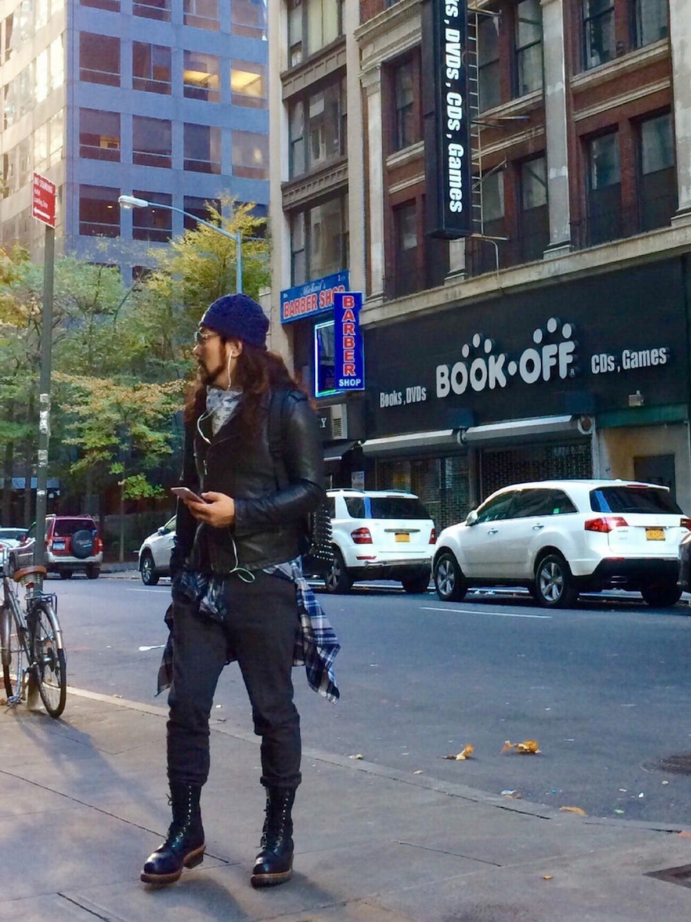 「ootd、casual、boots、ridersjacket、ライダース、ブーツイン、ニット帽、リュック、leather jacket、streetstyle」｜「LOUIS VUITTONのモノグラムシルバーストール（ストール/ショール、シルバー系）」を使った、Joseph さん（メンズ・178cm）の秋コーディネートの1枚目の写真