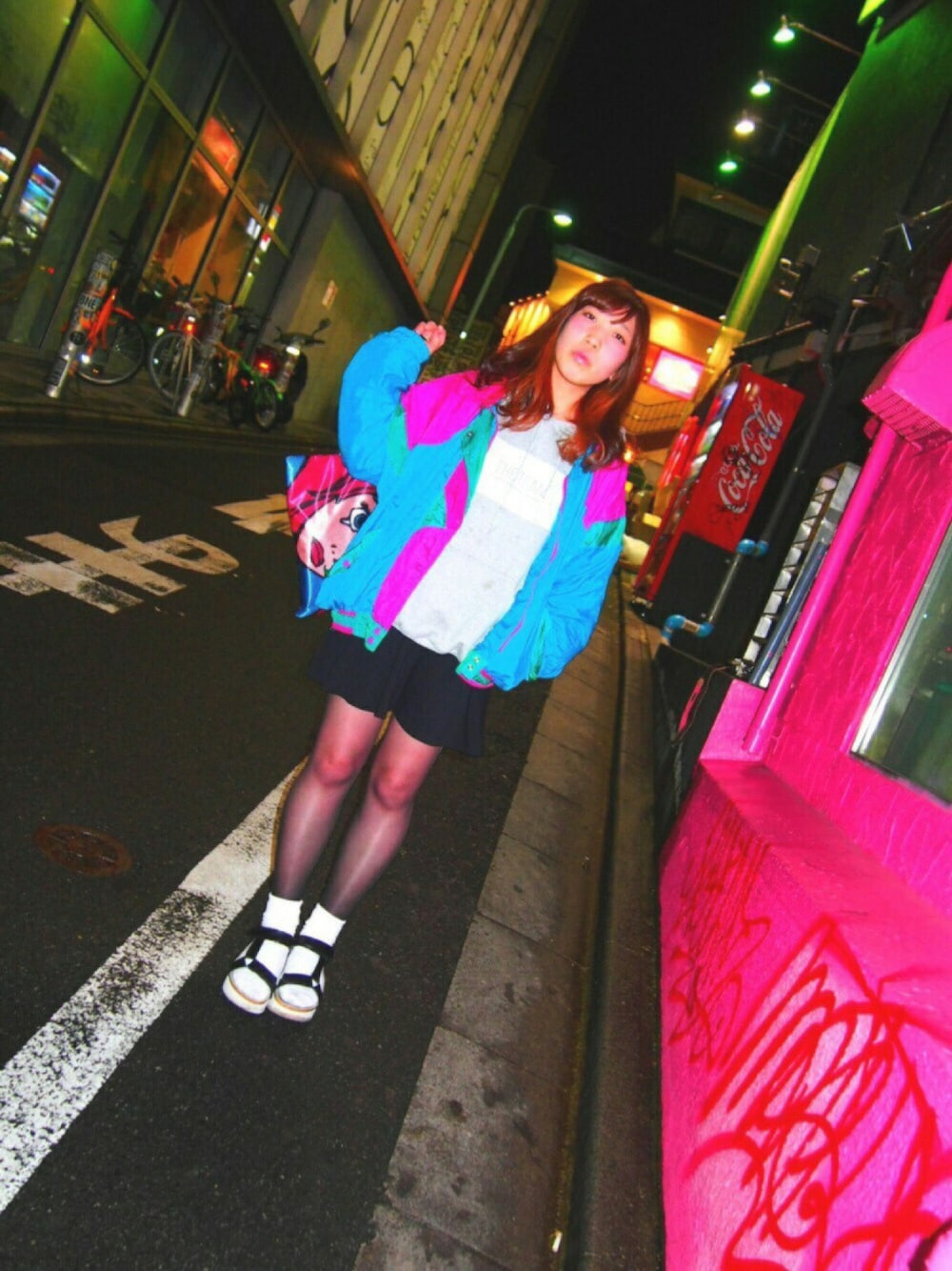 グレー系のパーカー、その他のその他アウター、ブラック系のサンダルを着用したレディースの春コーディネートの1枚目の写真