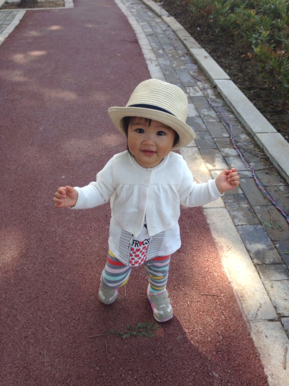 「babyGAPのアイテム（カーディガン/ボレロ、ホワイト系）」を使った、圈圈さん（キッズ・80cm）の秋コーディネートの1枚目の写真