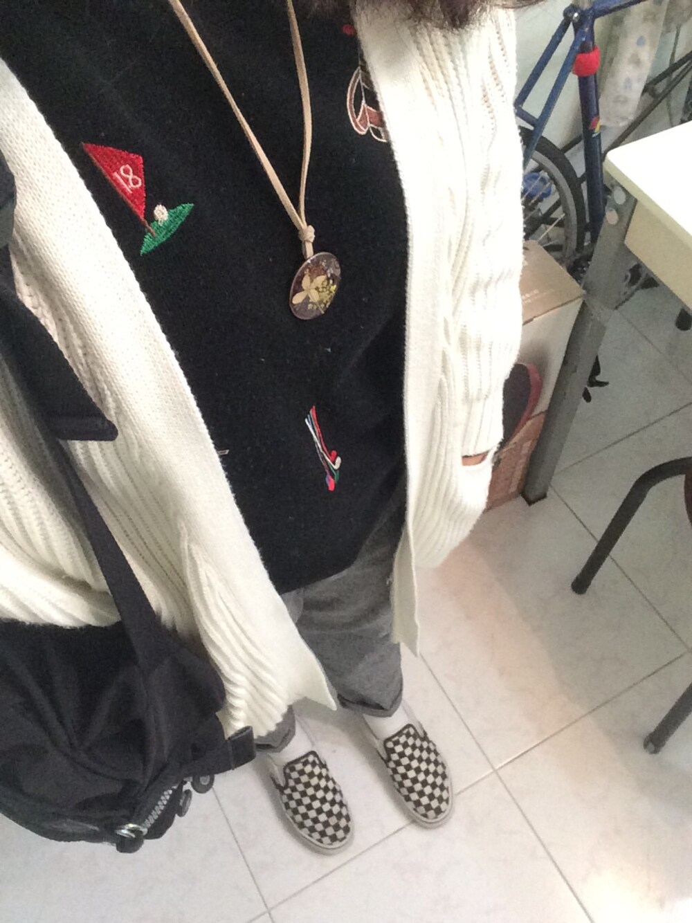 「復古、vintage、MONKI、VANS、kipling」｜「古著のアイテム（ニット/セーター、ブラック系）」を使った、Elmoさん（レディース・159cm）の春コーディネートの1枚目の写真