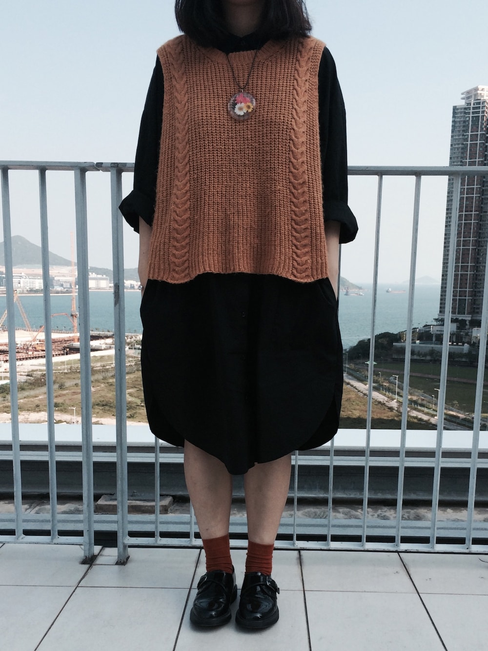「black、orange」｜「MONKIのアイテム（ワンピース、ブラック系）」を使った、Elmoさん（レディース・159cm）の春コーディネートの1枚目の写真