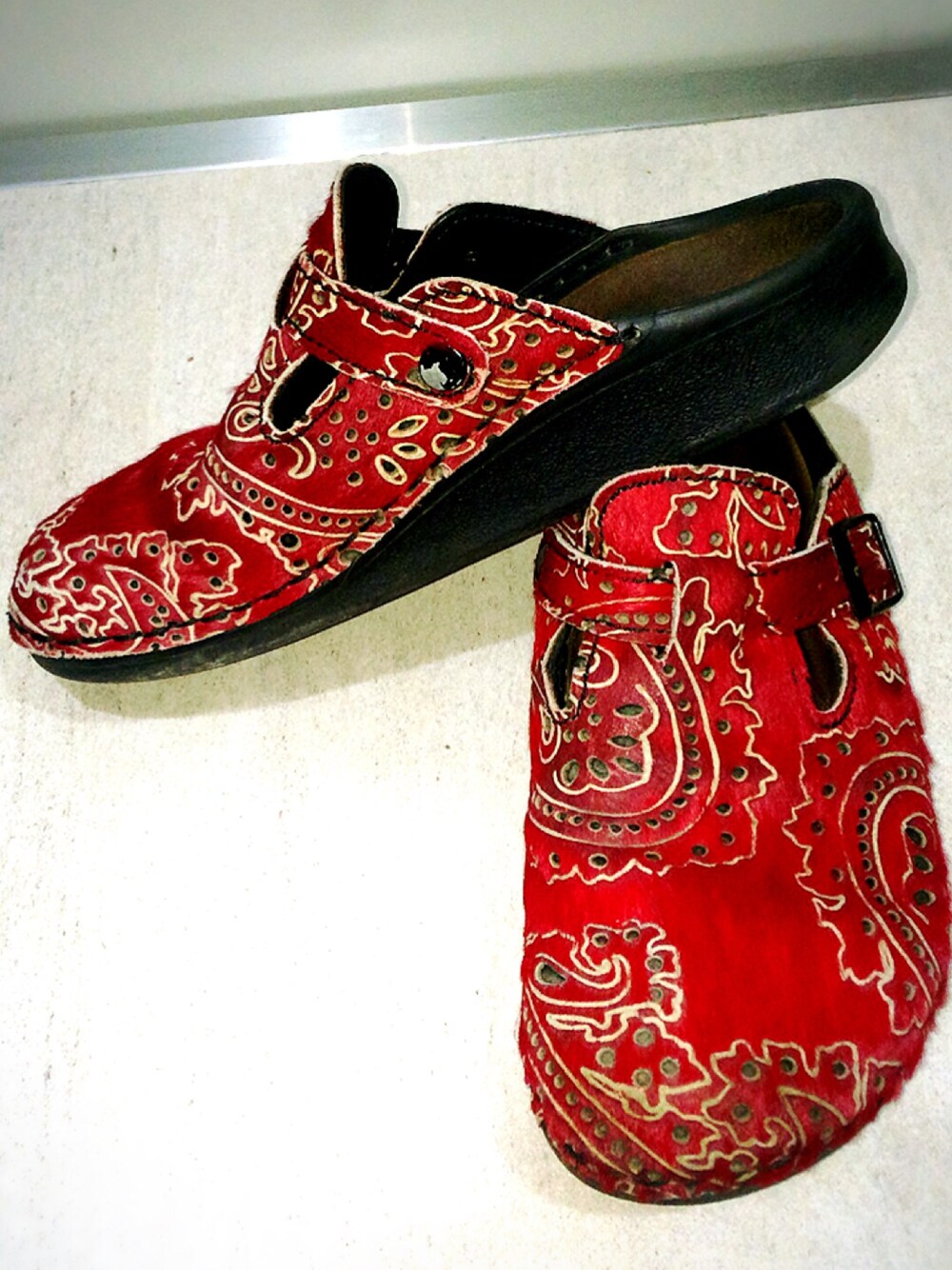 「birkenstock、赤色、paisley」｜「BIRKENSTOCKのBIRKENSTOCK footprints Antwerpen（サンダル、レッド系）」を使った、ニトログリセリン野郎さん（メンズ・176cm）の冬コーディネートの1枚目の写真