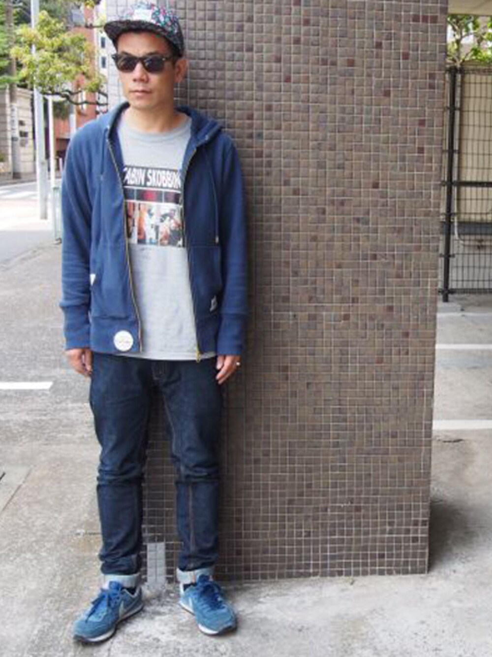 「Hysteric Glamour、Irie Life、ojagadesign、 SKOLOCT、 スコロクト、 BBC」｜「IRIE LIFEのLINE SWEAT ZIP UP HOODIE（スウェット、ブルー系）」を使った、ラガチャイナさん（メンズ・175cm）の春コーディネートの1枚目の写真