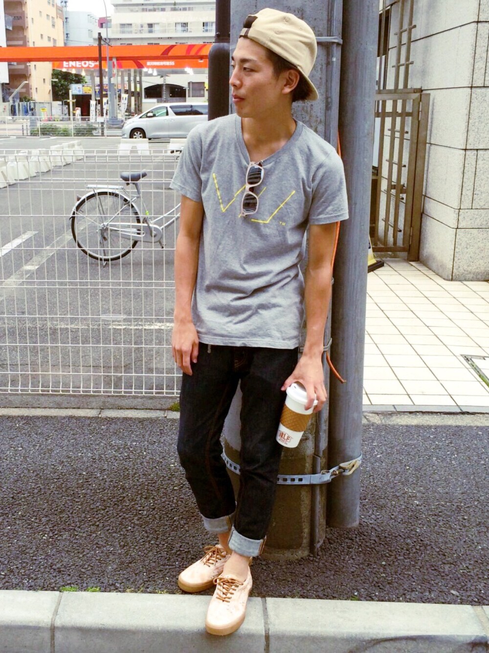 「Irie Life、vinyl junkie、raggachina」｜「VINYL JUNKIEのアイテム（Tシャツ/カットソー、グレー系）」を使った、ラガチャイナさん（メンズ・170cm）の夏コーディネートの1枚目の写真
