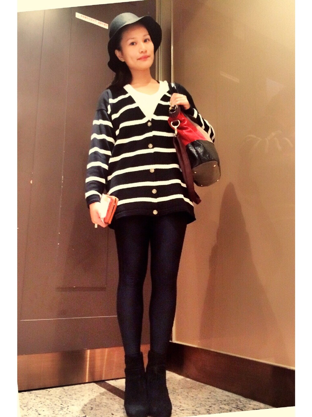 「black and white、simple、mylook、lifestyle、WOMEN、fw14、fashion、fall、SPORTS MIX、LOVE」｜「NIKEのアイテム（Tシャツ/カットソー、ホワイト系）」を使った、Swing-ds Liさん（レディース・162cm）の秋コーディネートの1枚目の写真