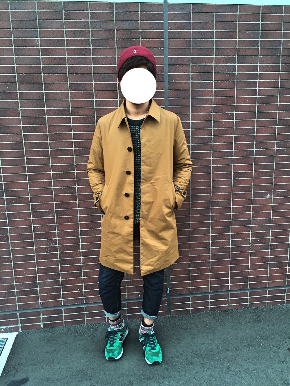 「ステンカラーコート、KANGOL、New Balance、And A、チャオパニック、ベレー帽、LEE」｜「KANGOLのアイテム（ハンチング/ベレー帽、レッド系）」を使った、しゅんたさん（メンズ・175cm）の秋コーディネートの1枚目の写真