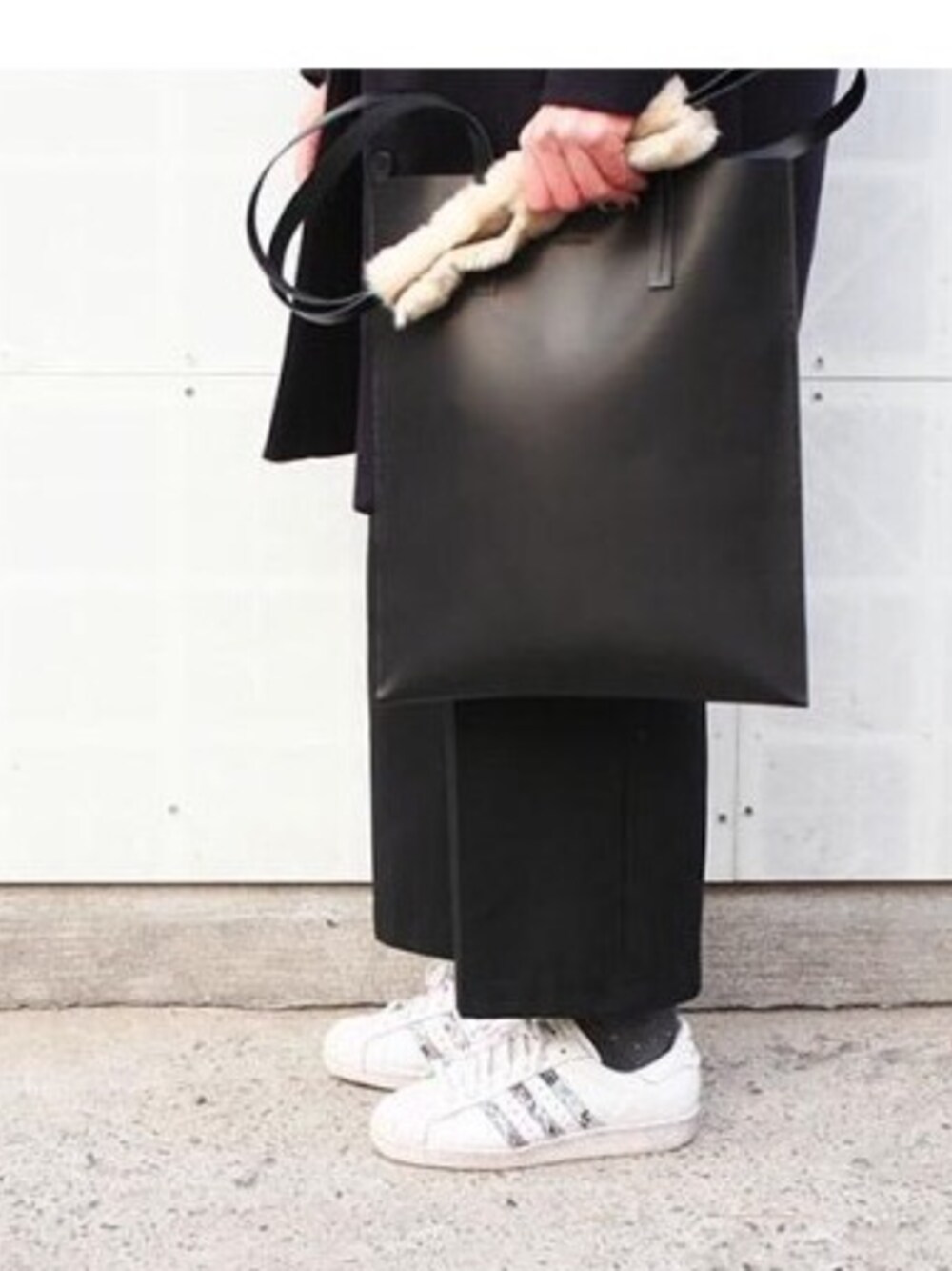「black、숄더백、BAG」｜「프론트투백のアイテム（ショルダーバッグ、グレー系）」を使った、프론트투백さん（レディース・164cm）の冬コーディネートの1枚目の写真