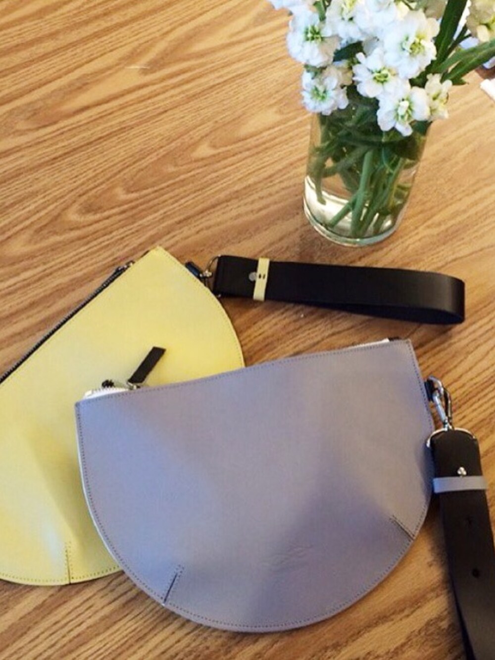 「yellow、clutchbag、gray、BAG、클러치、가방」｜「프론트투백のアイテム（クラッチバッグ、グレー系）」を使った、프론트투백さん（レディース・164cm）の冬コーディネートの1枚目の写真