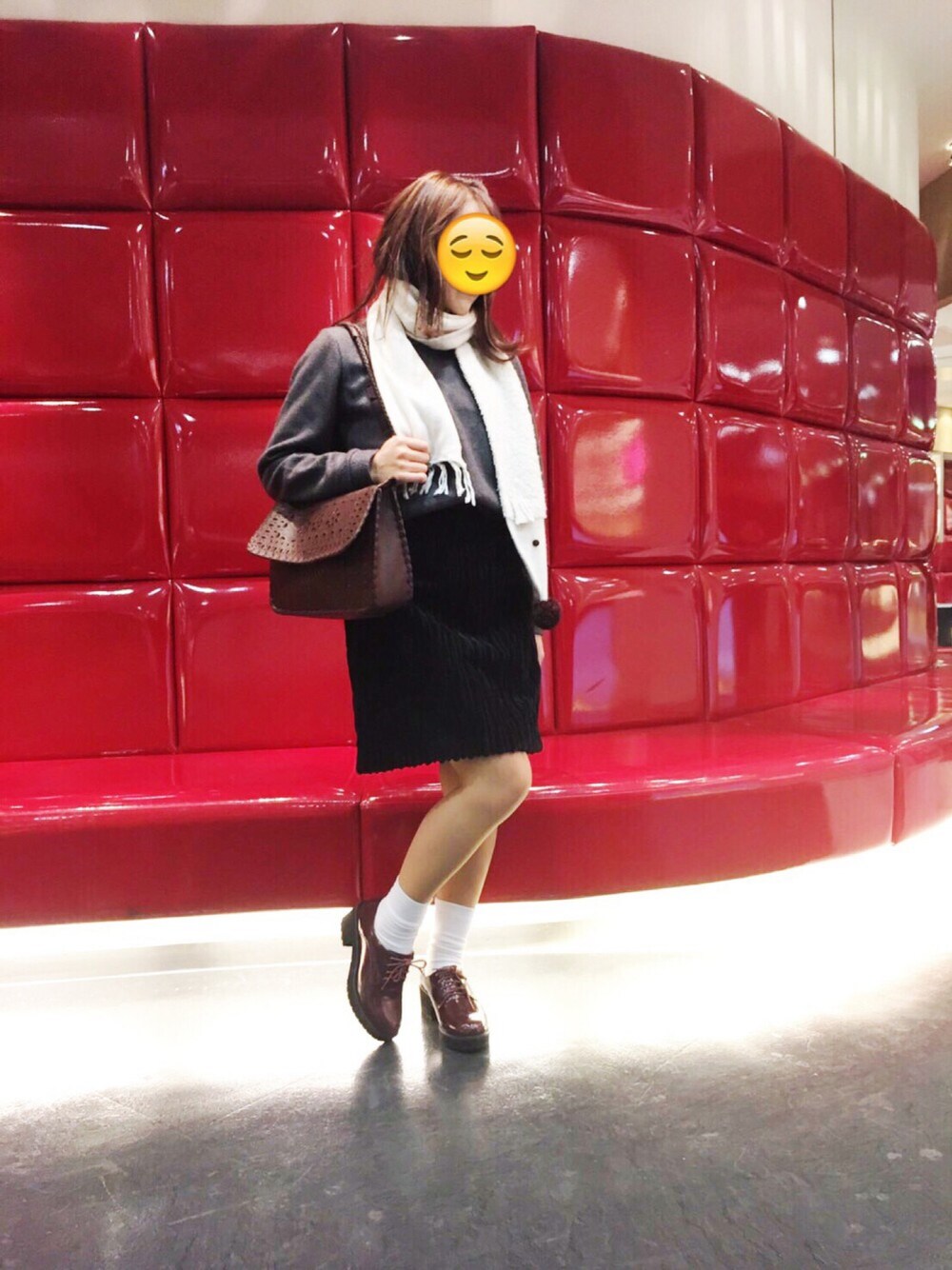 「冬コーデ、おでかけスタイル、外はねヘアー、タイトスカート、ローファーパンプス、ローファー×靴下」｜「MERLOTのきつねマフラー2114（マフラー、ホワイト系）」を使った、たなきゃさん（レディース・152cm）の秋コーディネートの1枚目の写真