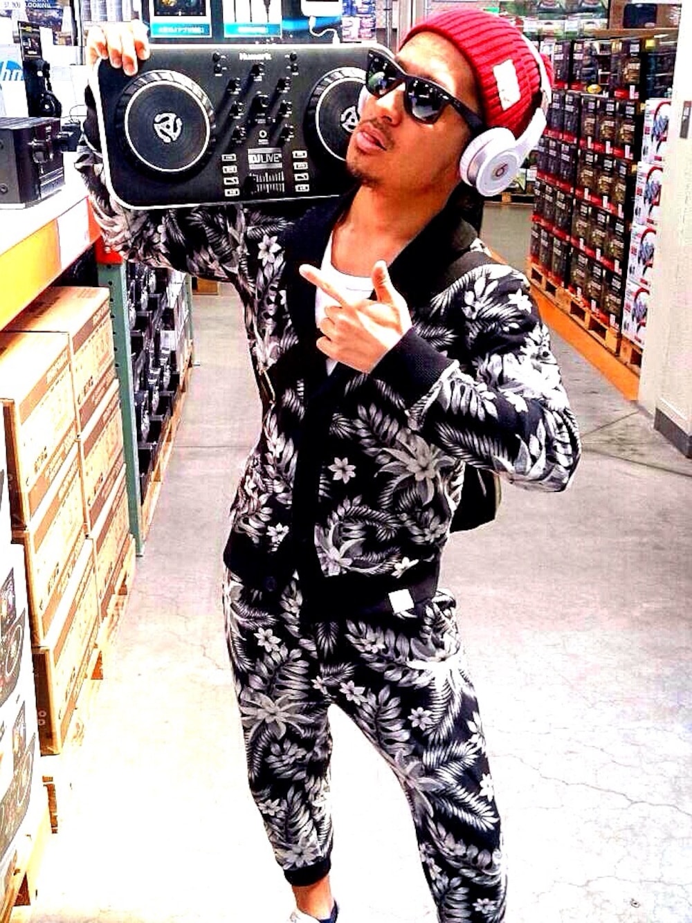 「NEWERA、adidas originals、RAYBAN、AZUL by moussy、beats by dr.dre、ちっちゃいおっさん、身長低い」｜「AZUL by moussyのアズールバイマウジーのセットアップ（その他、その他）」を使った、ジェイコブさん（メンズ・162cm）の春コーディネートの1枚目の写真