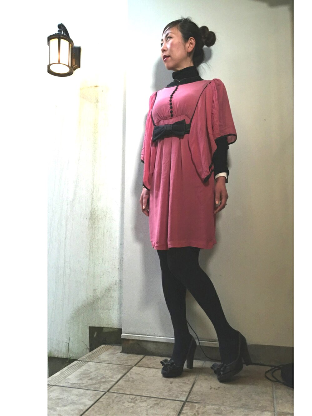 「おでかけコーデ、リボン、リボンベルト、リボンパンプス、ピンクコーデ、ピンク×ブラック、ワンピース、ワンピーススタイル、エレガント、ゴールドアクセ」｜「Sov.のアイテム（ワンピース、ピンク系）」を使った、acoさん（レディース・158cm）の冬コーディネートの1枚目の写真