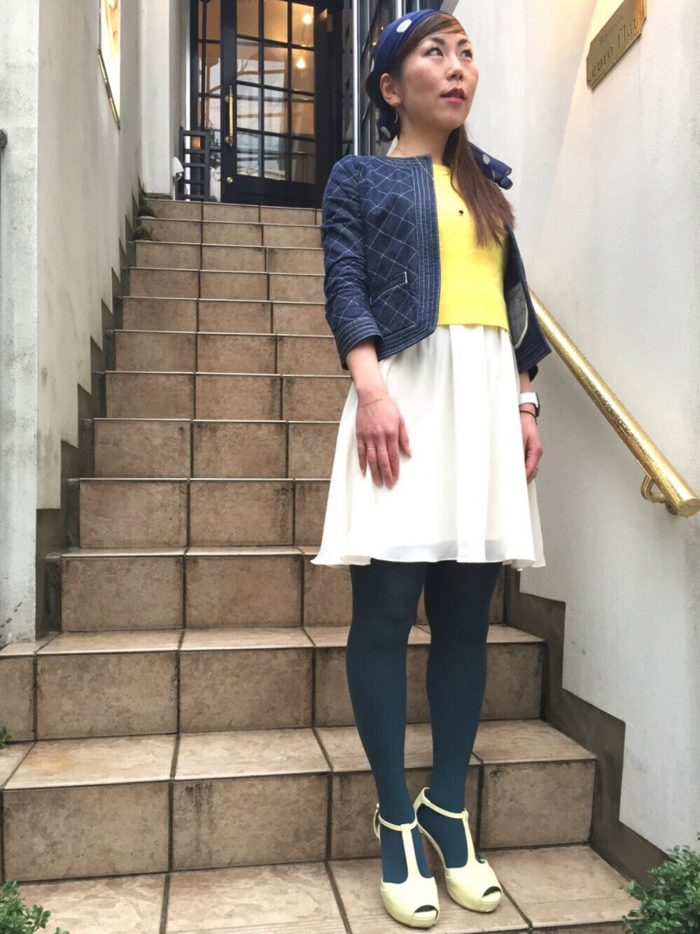 ホワイト系のワンピース、イエロー系のニット/セーター、ブルー系のデニムジャケットを着用したレディースの春コーディネートの1枚目の写真