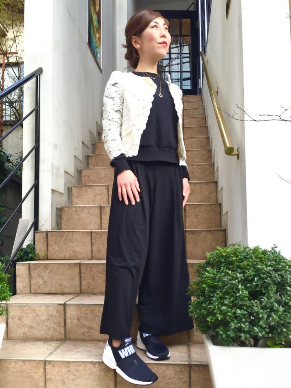 ブラック系のスニーカー、ブラック系のその他パンツ、ホワイト系のノーカラージャケットを着用したレディースの春コーディネートの1枚目の写真