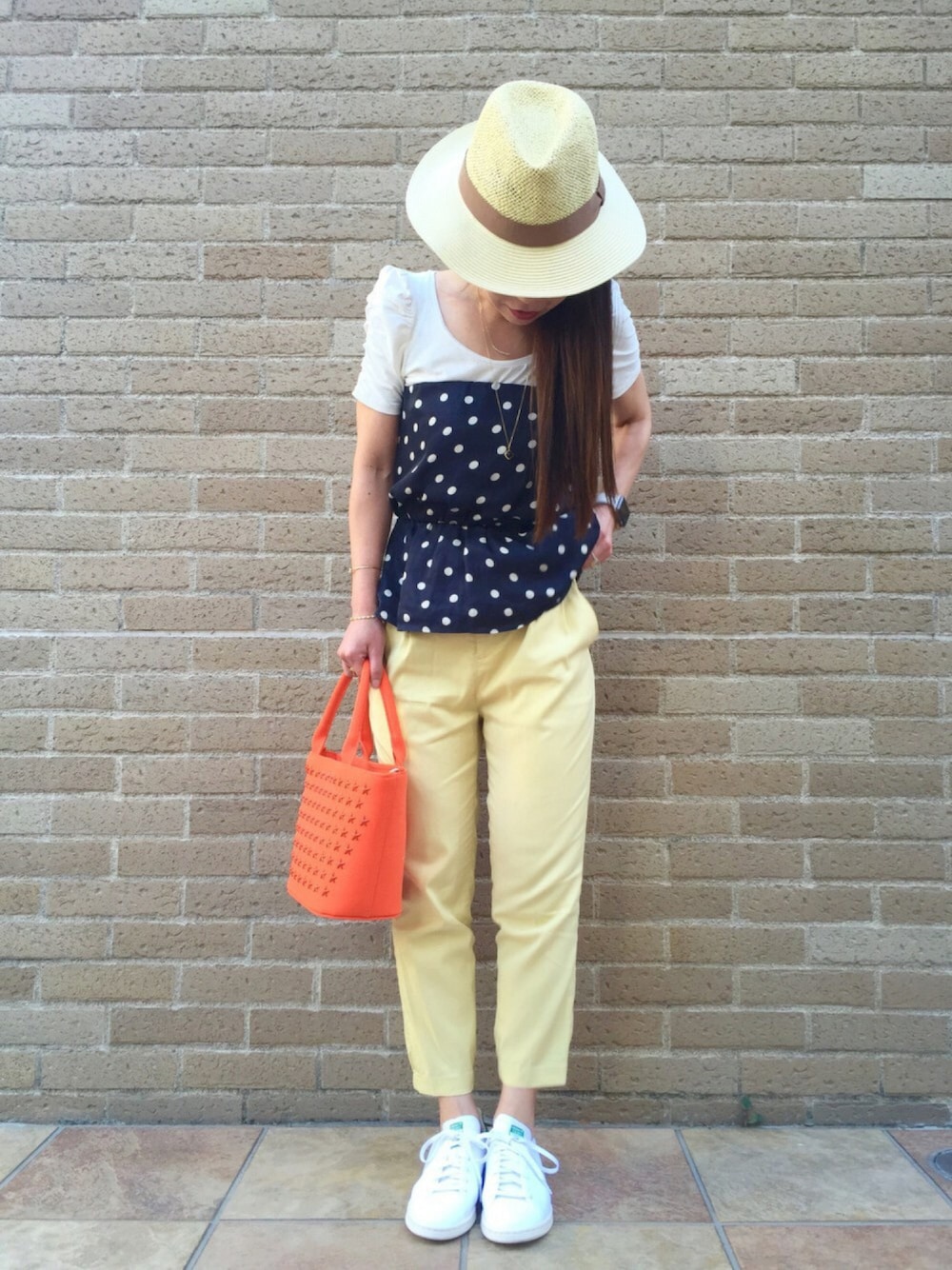 ホワイト系のスニーカー、イエロー系のその他パンツ、ブルー系のチューブトップを着用したレディースの春コーディネートの1枚目の写真