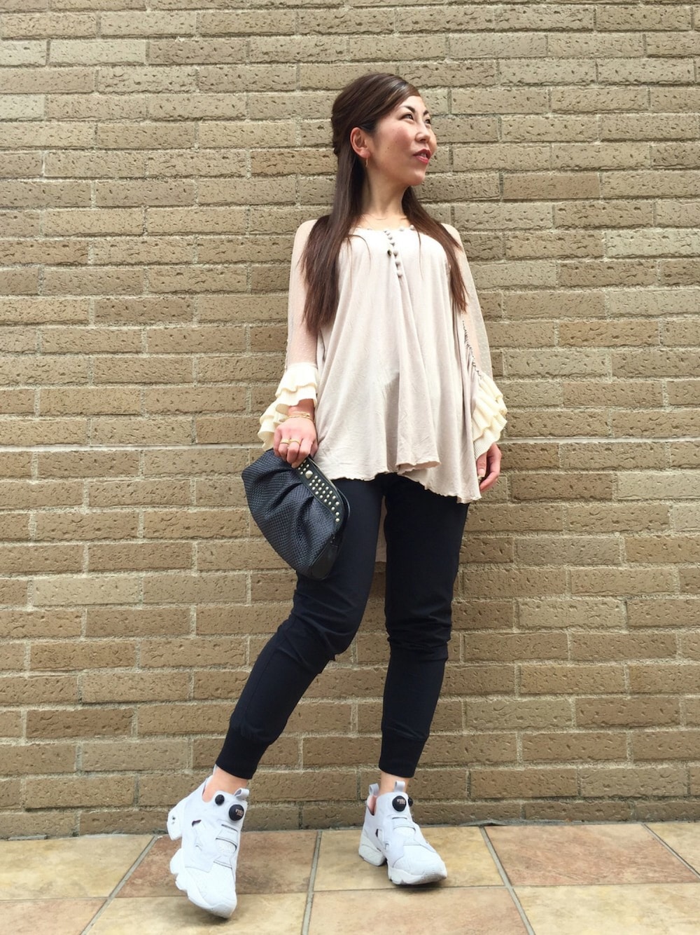 ホワイト系のスニーカー、ブラック系のその他パンツ、ピンク系のTシャツ/カットソーを着用したレディースの春コーディネートの1枚目の写真
