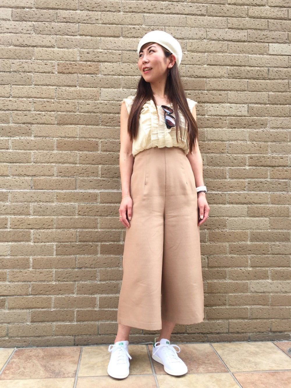 ホワイト系のスニーカー、ベージュ系のつなぎ/オールインワン、ゴールド系のブレスレットを着用したレディースの春コーディネートの1枚目の写真