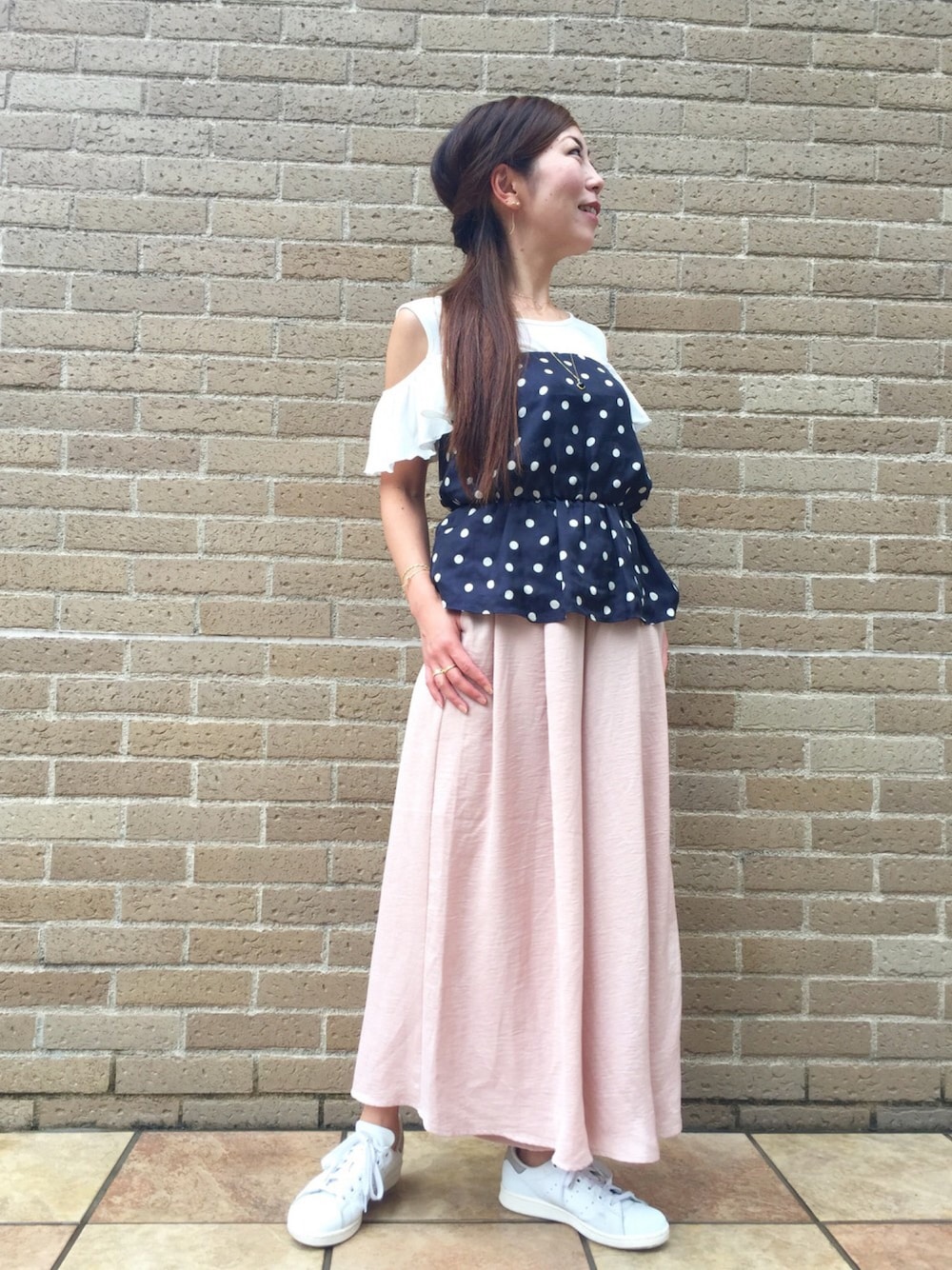 ブルー系のシャツ/ブラウス、ピンク系のパンツ、ホワイト系のTシャツ/カットソーを着用したレディースの夏コーディネートの1枚目の写真