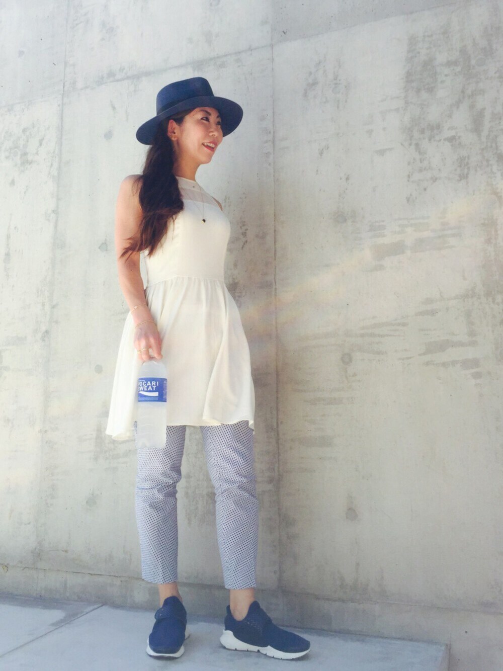 ブルー系のスニーカー、ブルー系のその他パンツ、ホワイト系のワンピースを着用したレディースの夏コーディネートの1枚目の写真