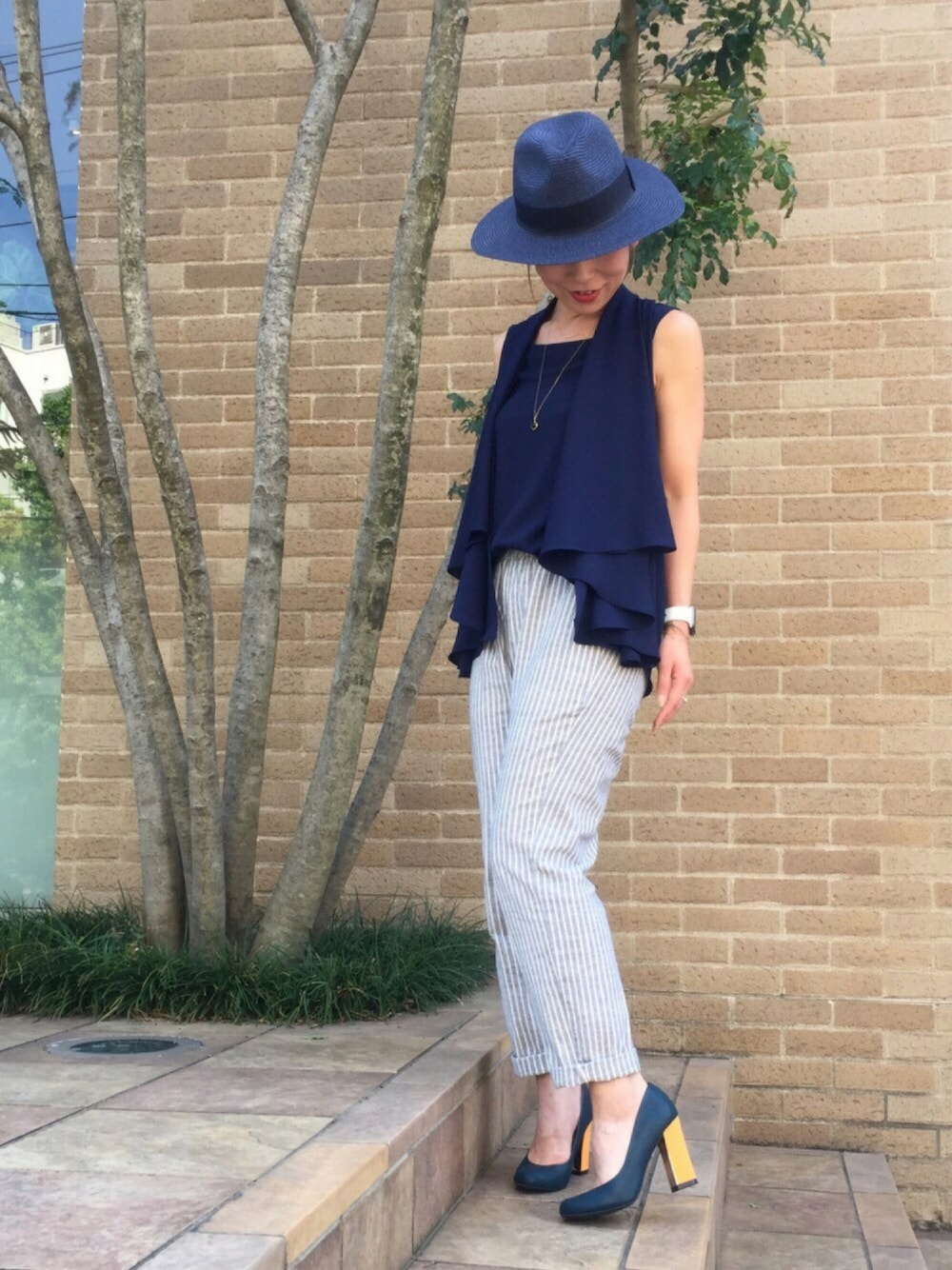 ブルー系のその他パンツ、ブルー系のパンプス、ブルー系のシャツ/ブラウスを着用したレディースの夏コーディネートの1枚目の写真