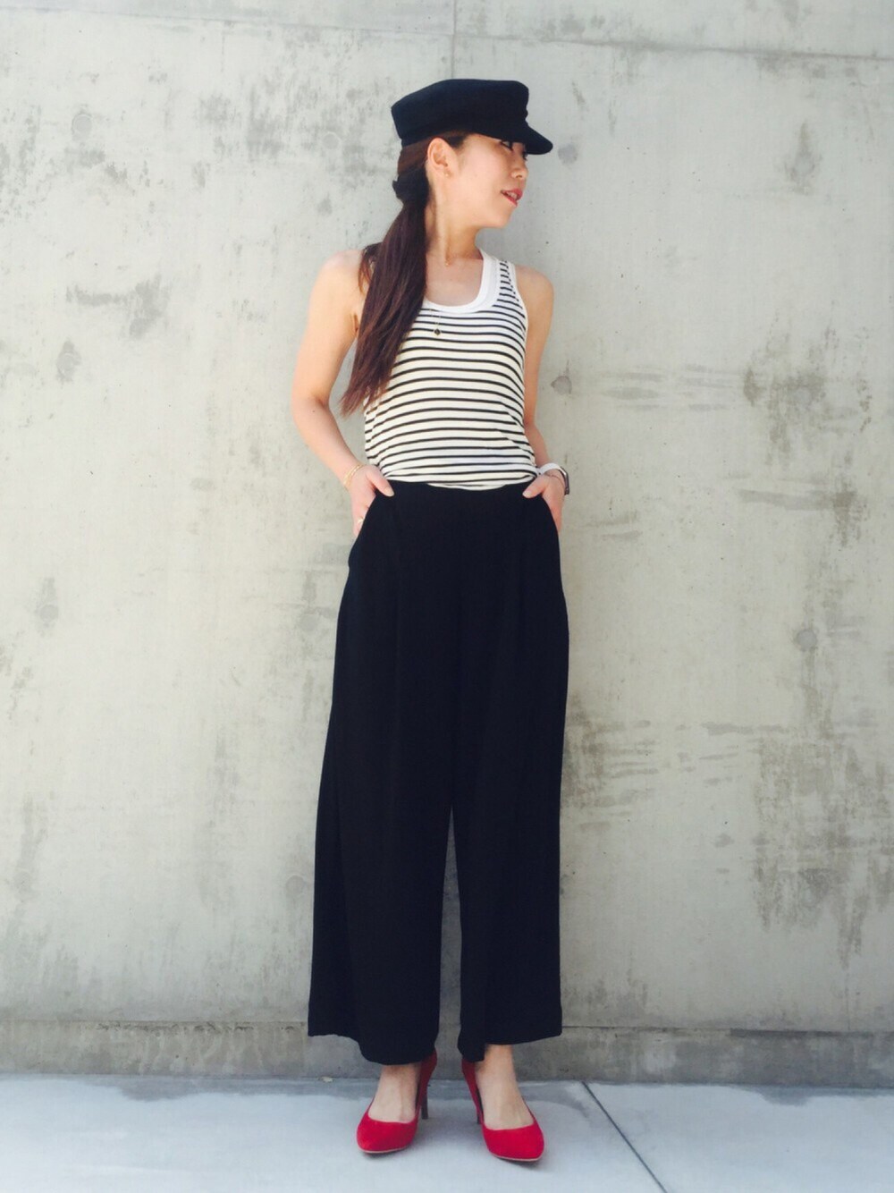 レッド系のパンプス、ブラック系のその他パンツ、ホワイト系のタンクトップを着用したレディースの夏コーディネートの1枚目の写真