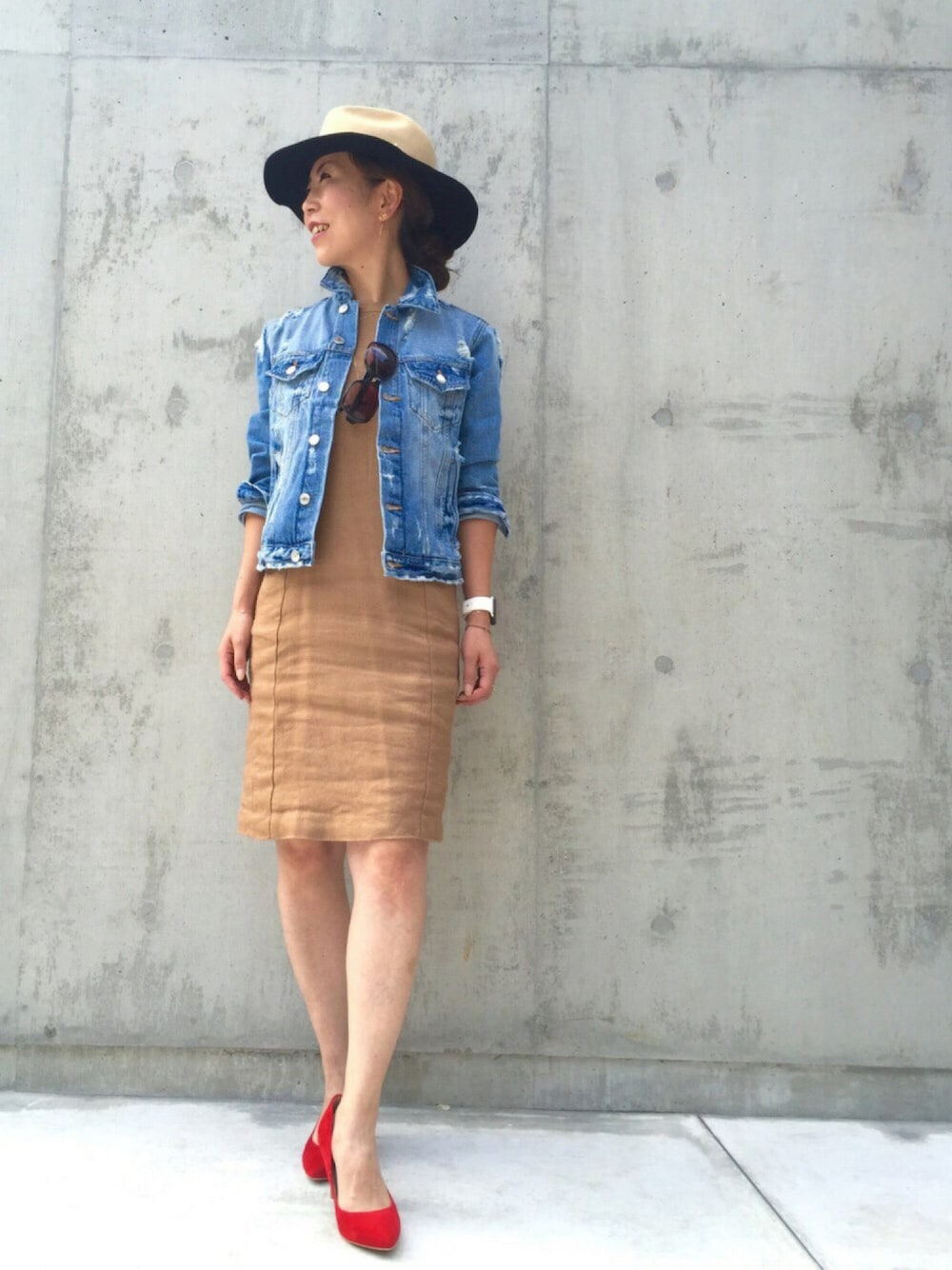 ブルー系のデニムジャケット、ベージュ系のワンピース、レッド系のパンプスを着用したレディースの夏コーディネートの1枚目の写真