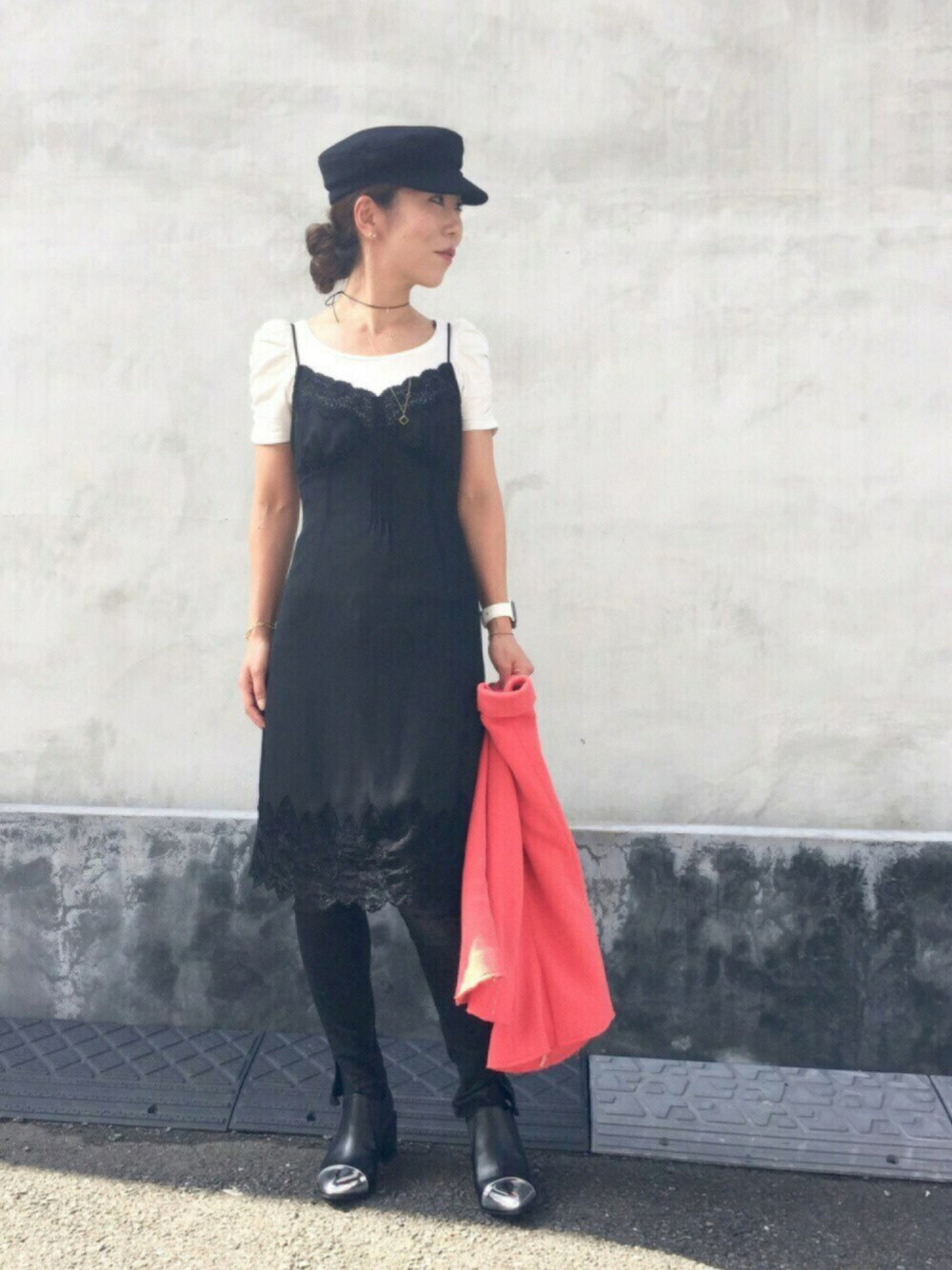 ブラック系のワンピース、ブラック系のデニムパンツ、シルバー系のブーツを着用したレディースの秋コーディネートの1枚目の写真