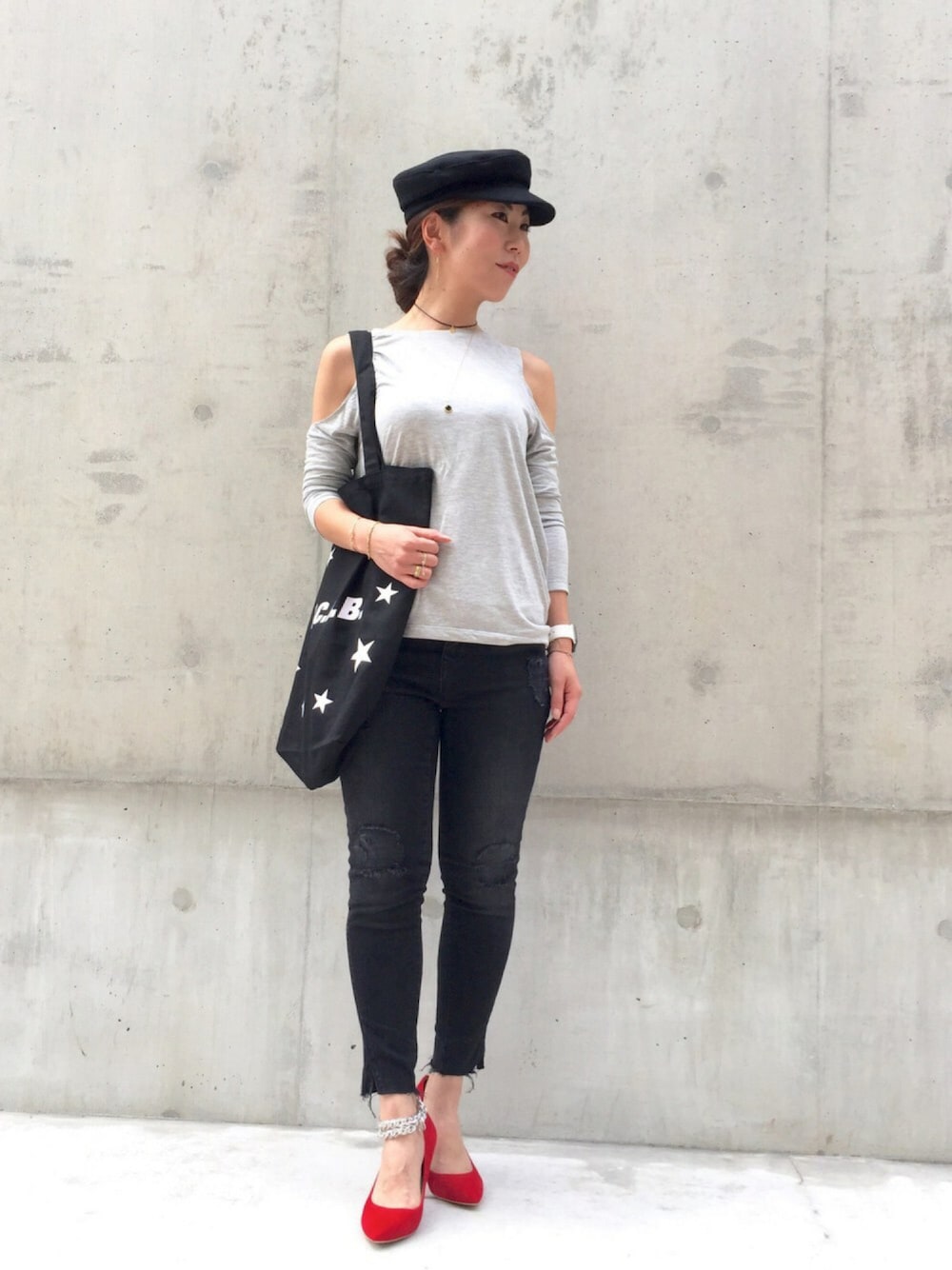 ブラック系のトートバッグ、グレー系のTシャツ/カットソー、ブラック系のデニムパンツを着用したレディースの秋コーディネートの1枚目の写真