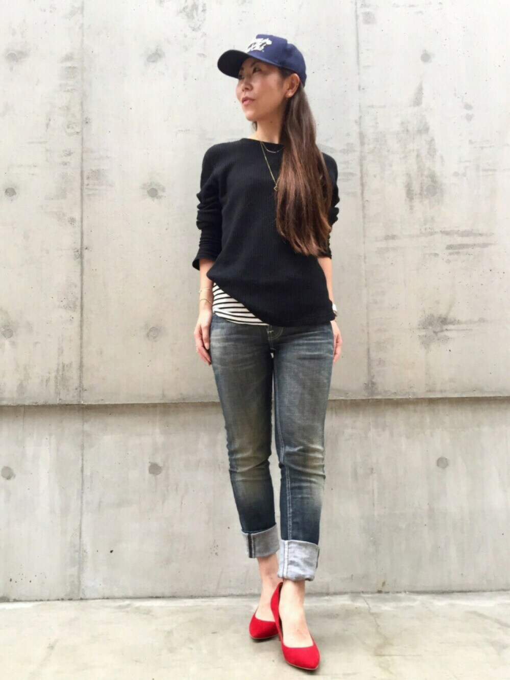 ブラック系のTシャツ/カットソー、グレー系のデニムパンツ、レッド系のパンプスを着用したレディースの秋コーディネートの1枚目の写真