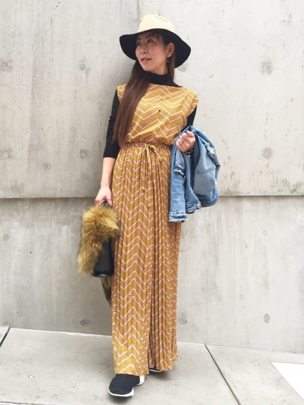 「オトナ女子、Doシンプル部、いい友連合、スニーカー、プリーツ、オールインワン、ワイドパンツ、ファー、ツバ広ハット、タートルネック」｜「CORTES WORKSのアイテム（つなぎ/オールインワン、オレンジ系）」を使った、acoさん（レディース・158cm）の秋コーディネートの1枚目の写真