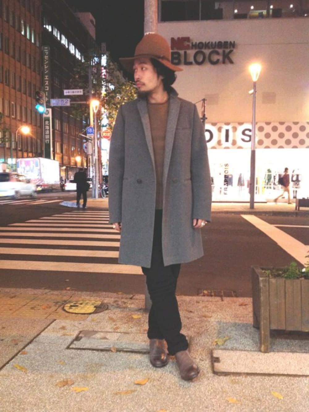 グレー系のチェスターコートを着用したメンズの秋コーディネートの1枚目の写真