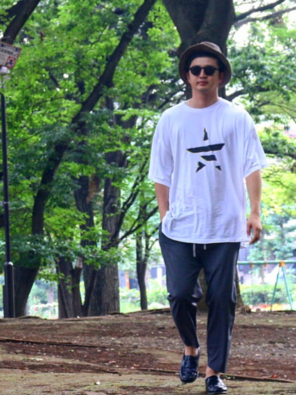 「ビッグT、KIJIMA TAKAYUKI、cheap monday、CONVERSE TOKYO ONE、sunsea、SNMGP、スーパーナイスマテリアルゴッド、bass&co」｜「SUNSEAのアイテム（パンツ、グレー系）」を使った、R.Hさん（メンズ・186cm）の夏コーディネートの1枚目の写真