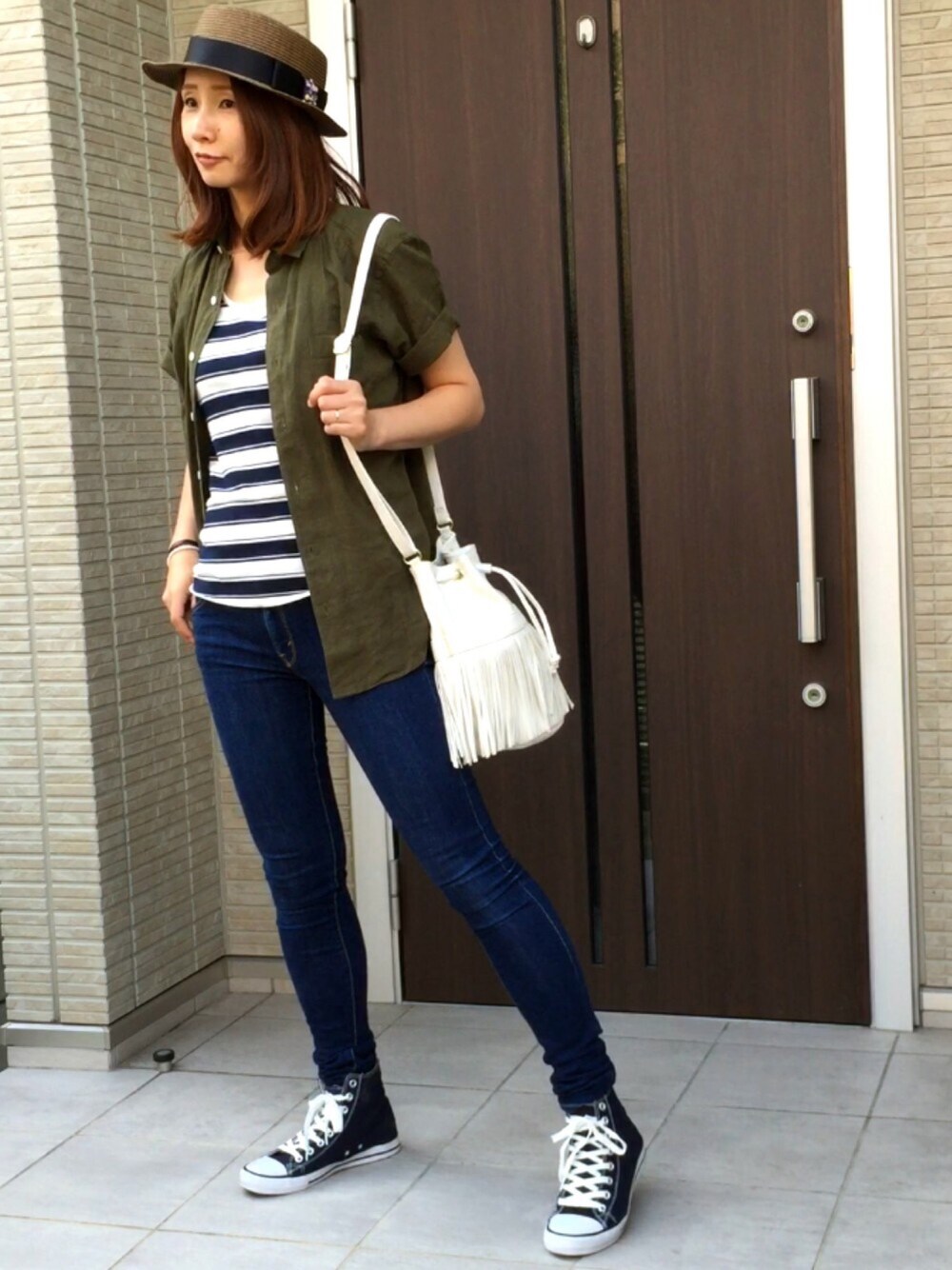 「ドラフトMR、maisondereefur、スキニーデニム、ママコーデ、GU、GUMANIA、メンズシャツ、ハイカットスニーカー、親バカ」｜「E hyphen world galleryのkan-kan / hat（ハット、ブラウン系）」を使った、ともぞうでらっくすさん（レディース・167cm）の夏コーディネートの1枚目の写真