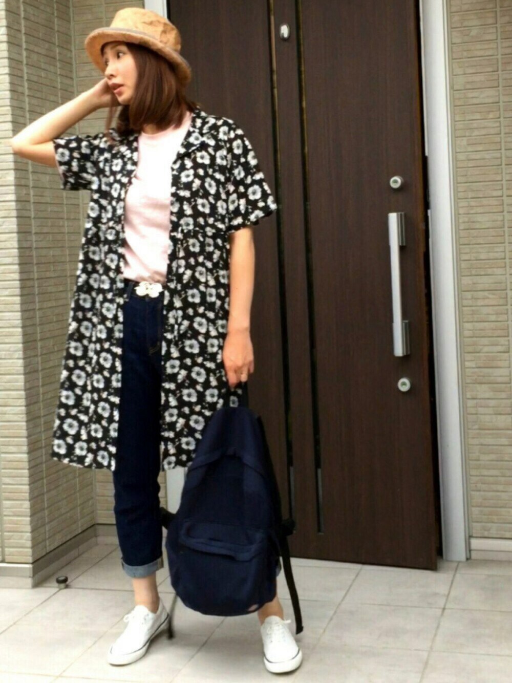 「ドラフトMR、メゾンドリーファー(MAISON DE REEFUR)、麦わら帽子、スニーカー、keds、Ehyphenworldgallery、花柄ワンピース、ディッキーズ(Dickies)、リュック、ママコーデ」｜「MAISON DE REEFURのアイテム（帽子、ベージュ系）」を使った、ともぞうでらっくすさん（レディース・167cm）の夏コーディネートの1枚目の写真