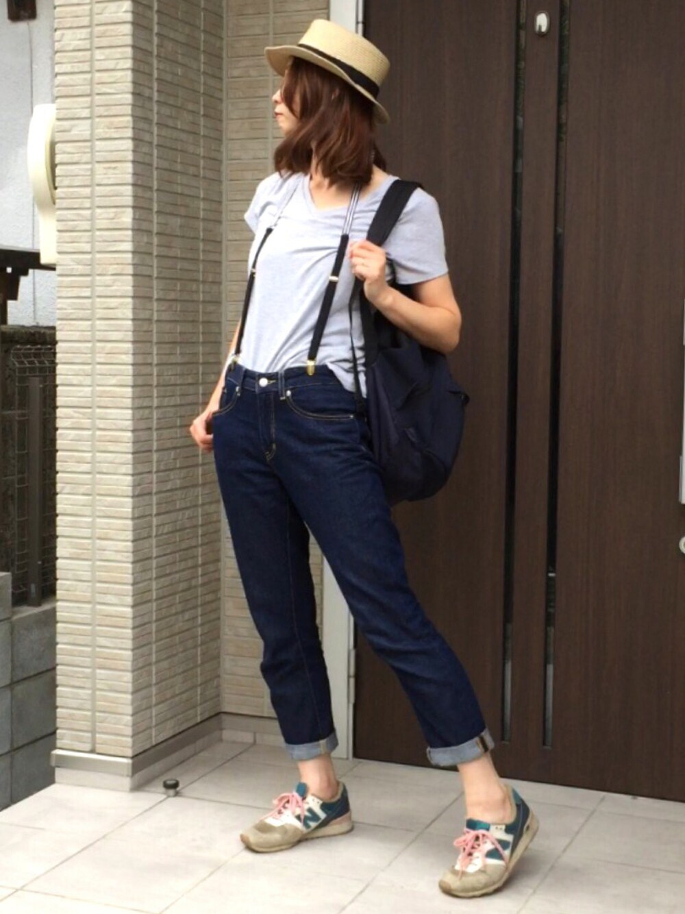 グレー系のTシャツ/カットソー、ブルー系のデニムパンツ、ピンク系のスニーカーを着用したレディースの夏コーディネートの1枚目の写真