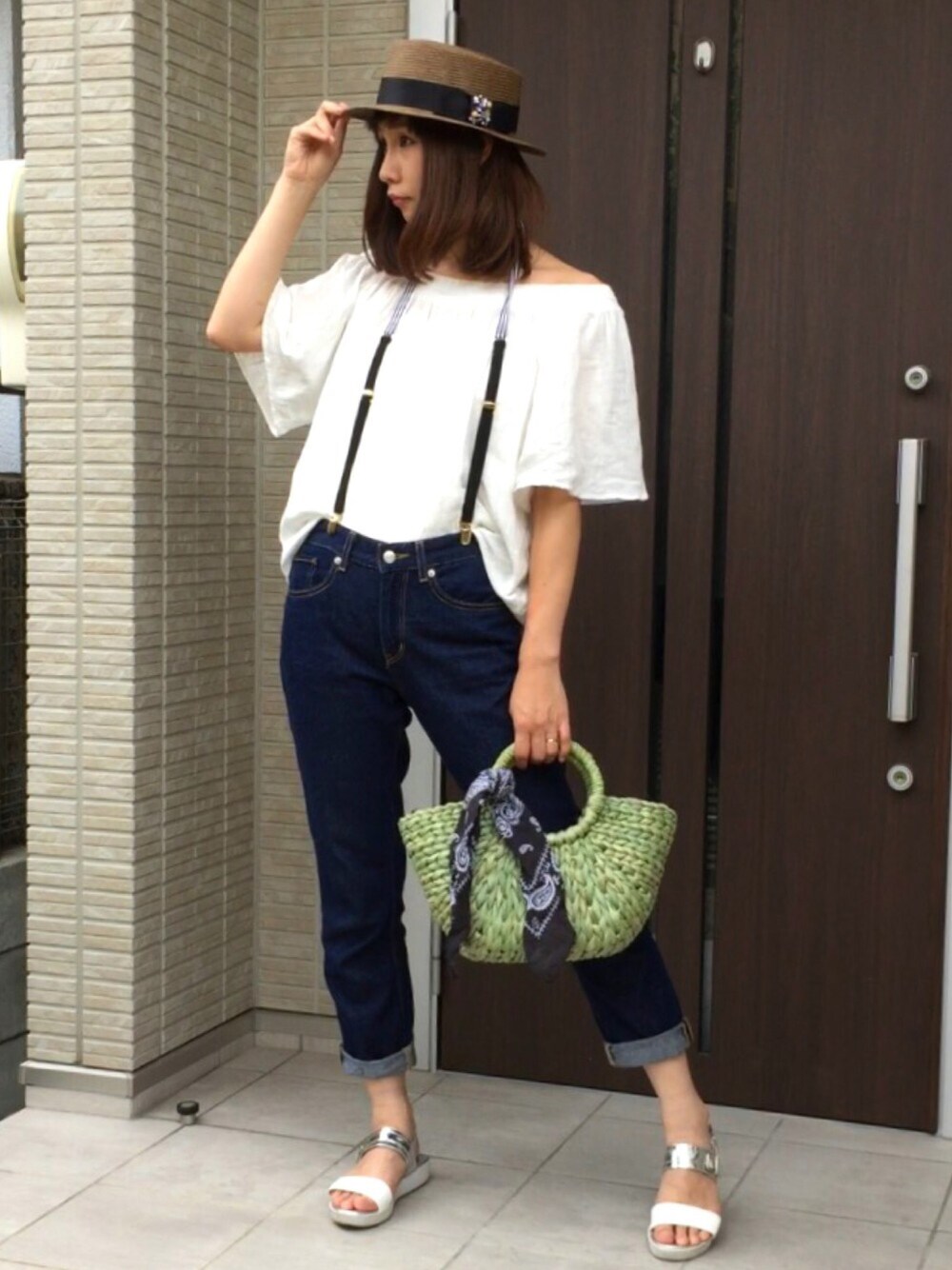 ホワイト系のTシャツ/カットソー、ブルー系のデニムパンツ、ホワイト系のサンダルを着用したレディースの夏コーディネートの1枚目の写真