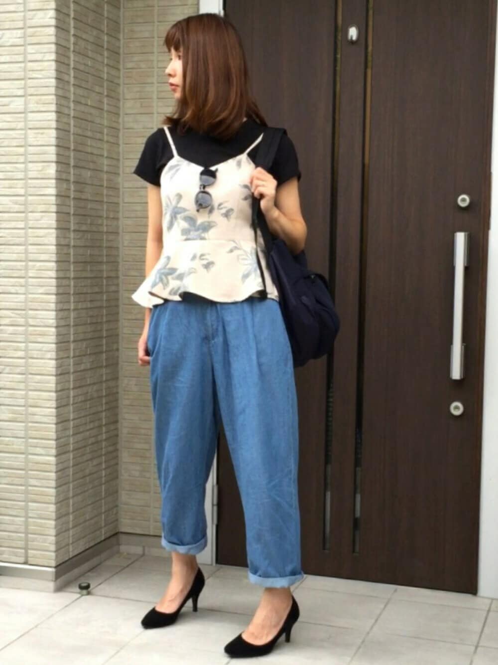 「ドラフトDAZ、dazzlin、ママコーディネート、大人カジュアル、ぺプラムトップス、花柄、GU、KOBE LETTUCE、リブT」｜「UNIQLOのアイテム（Tシャツ/カットソー、ブラック系）」を使った、ともぞうでらっくすさん（レディース・167cm）の夏コーディネートの1枚目の写真