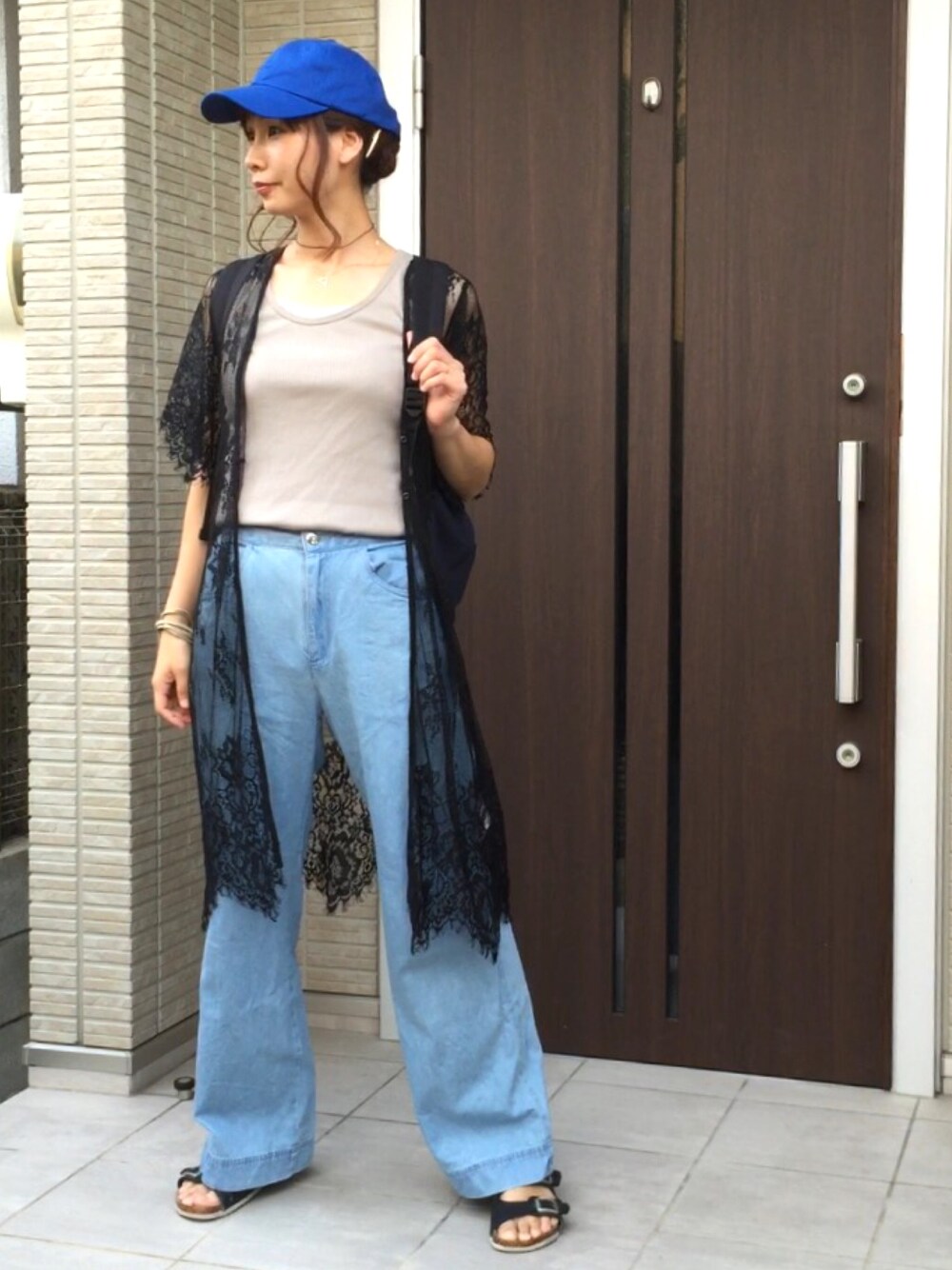 ブラック系のカーディガン/ボレロ、ベージュ系のタンクトップ、ブルー系のその他パンツを着用したレディースの夏コーディネートの1枚目の写真